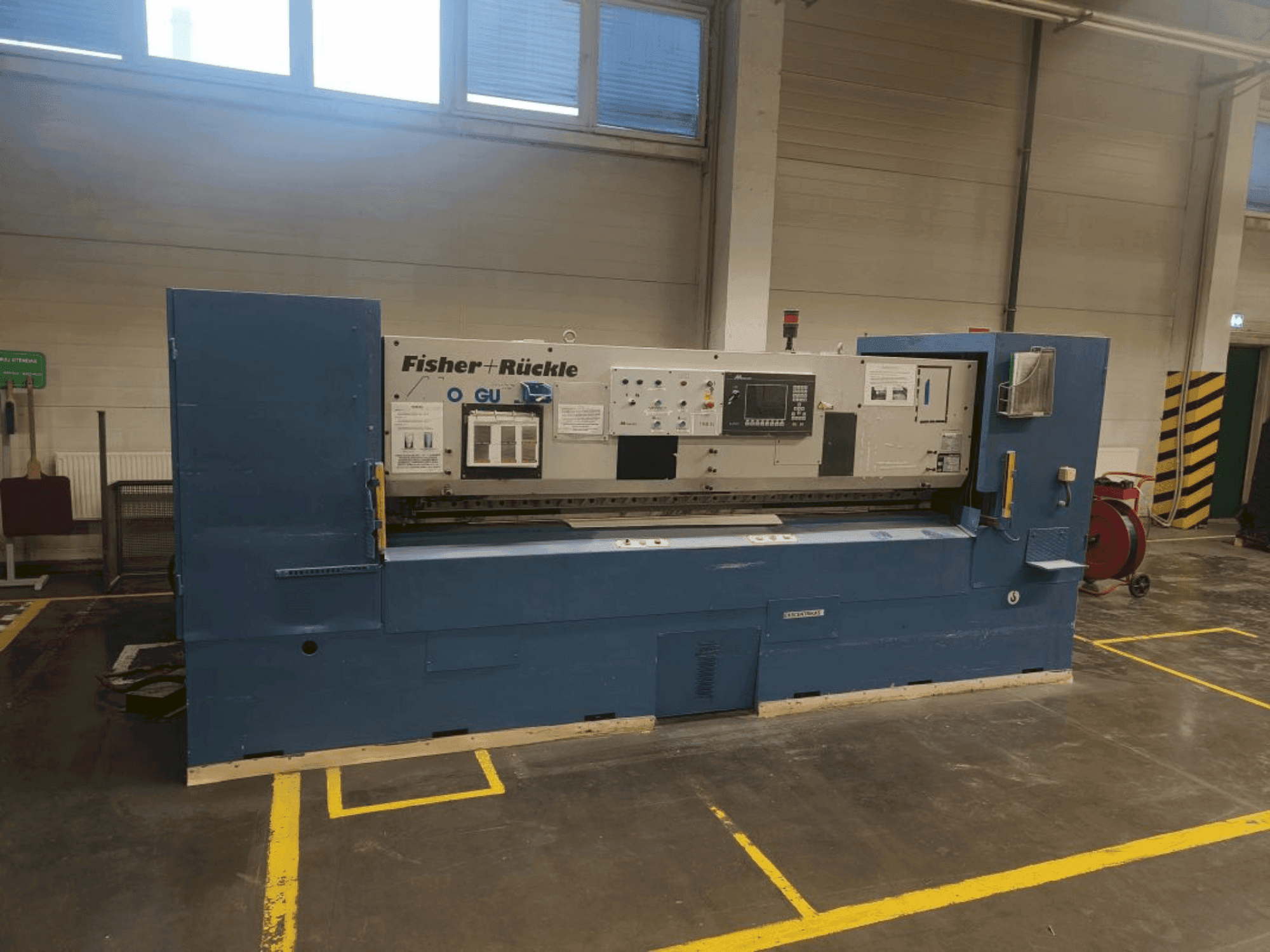 Front view of FISCHER & RüCKLE Monguzzi AFD 35 / 2600 machine