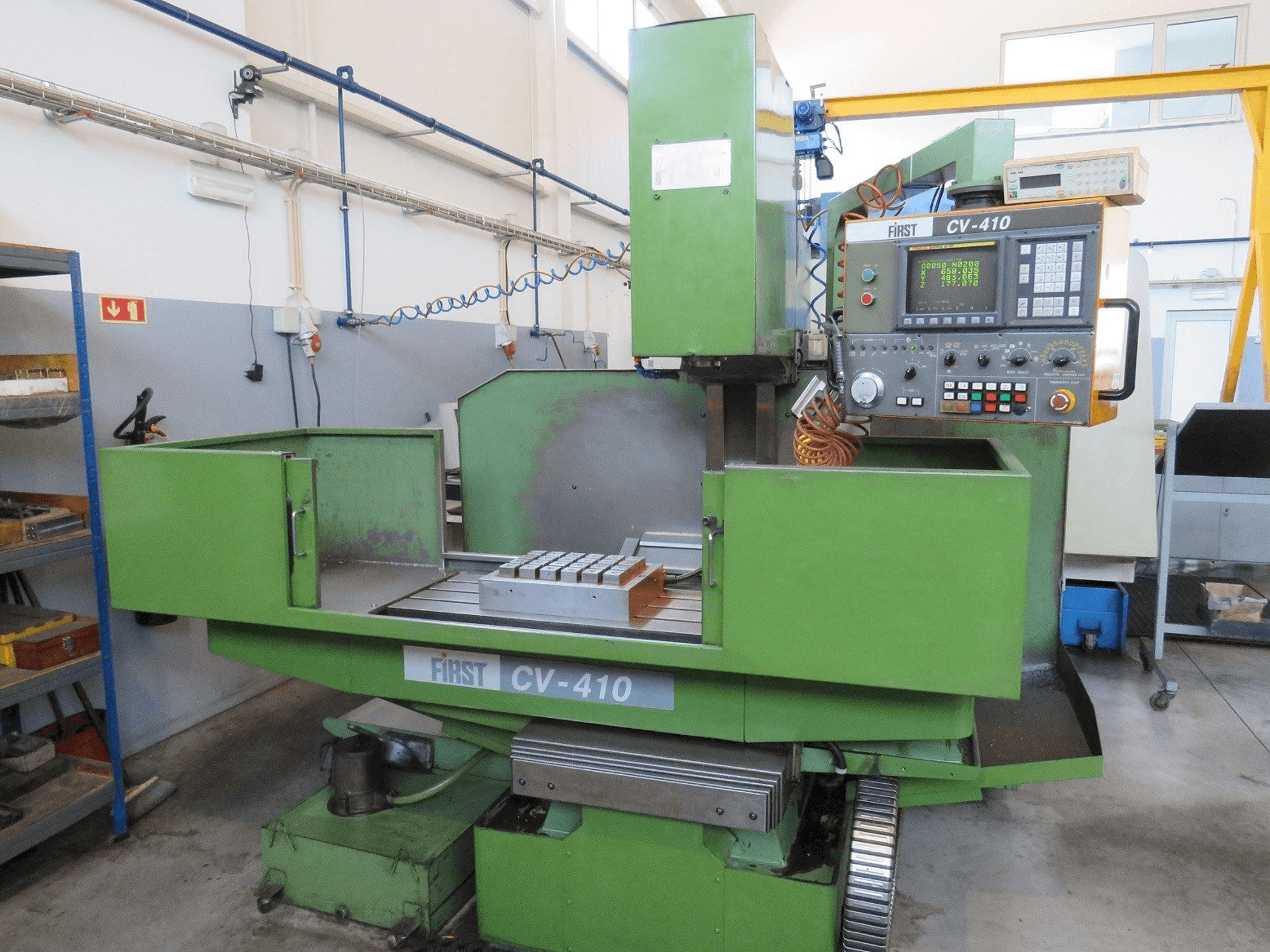 Frontansicht der FIRST CV-410 Maschine