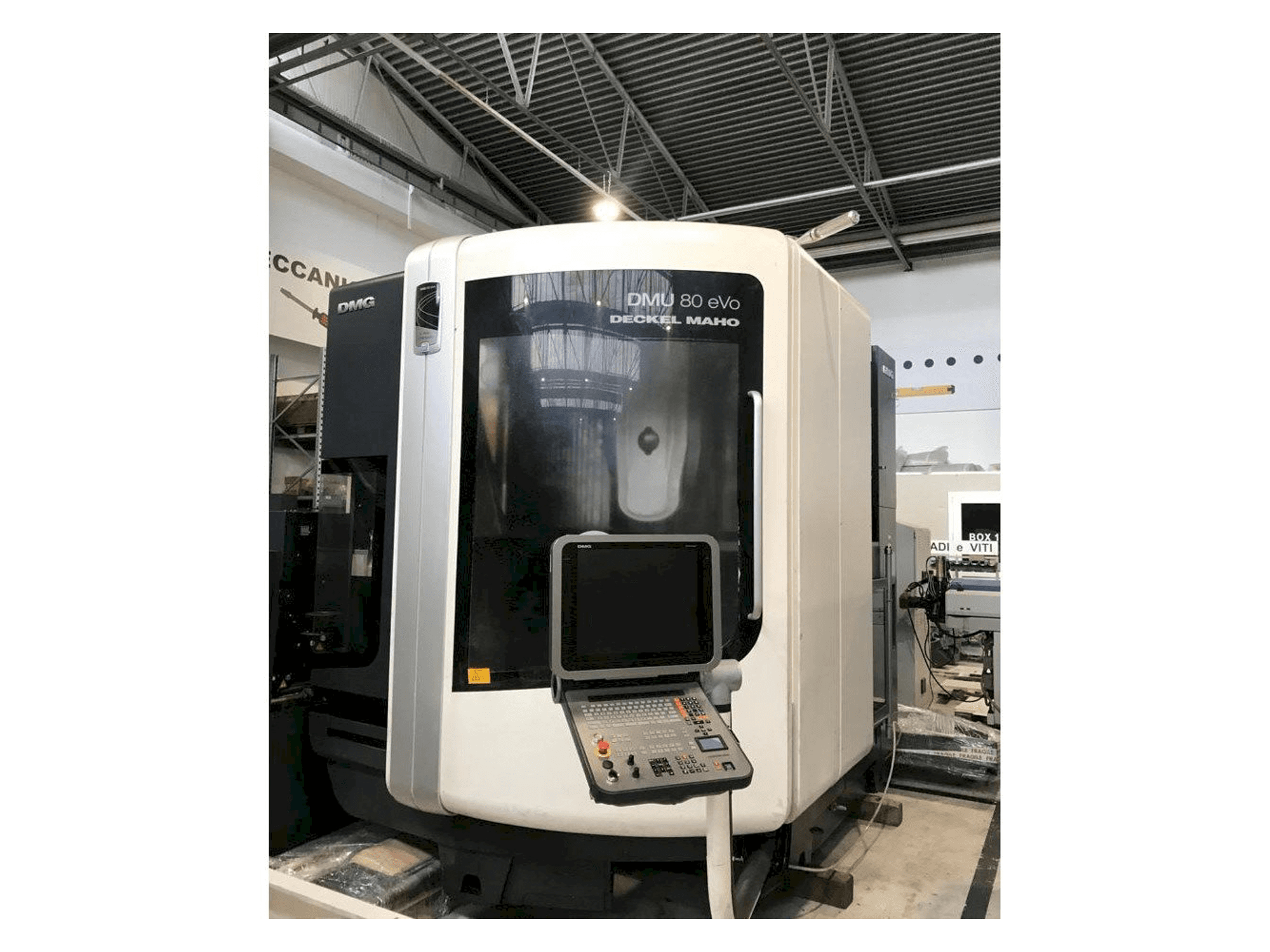 Frontansicht der DMG MORI DMU 80 EVO Maschine