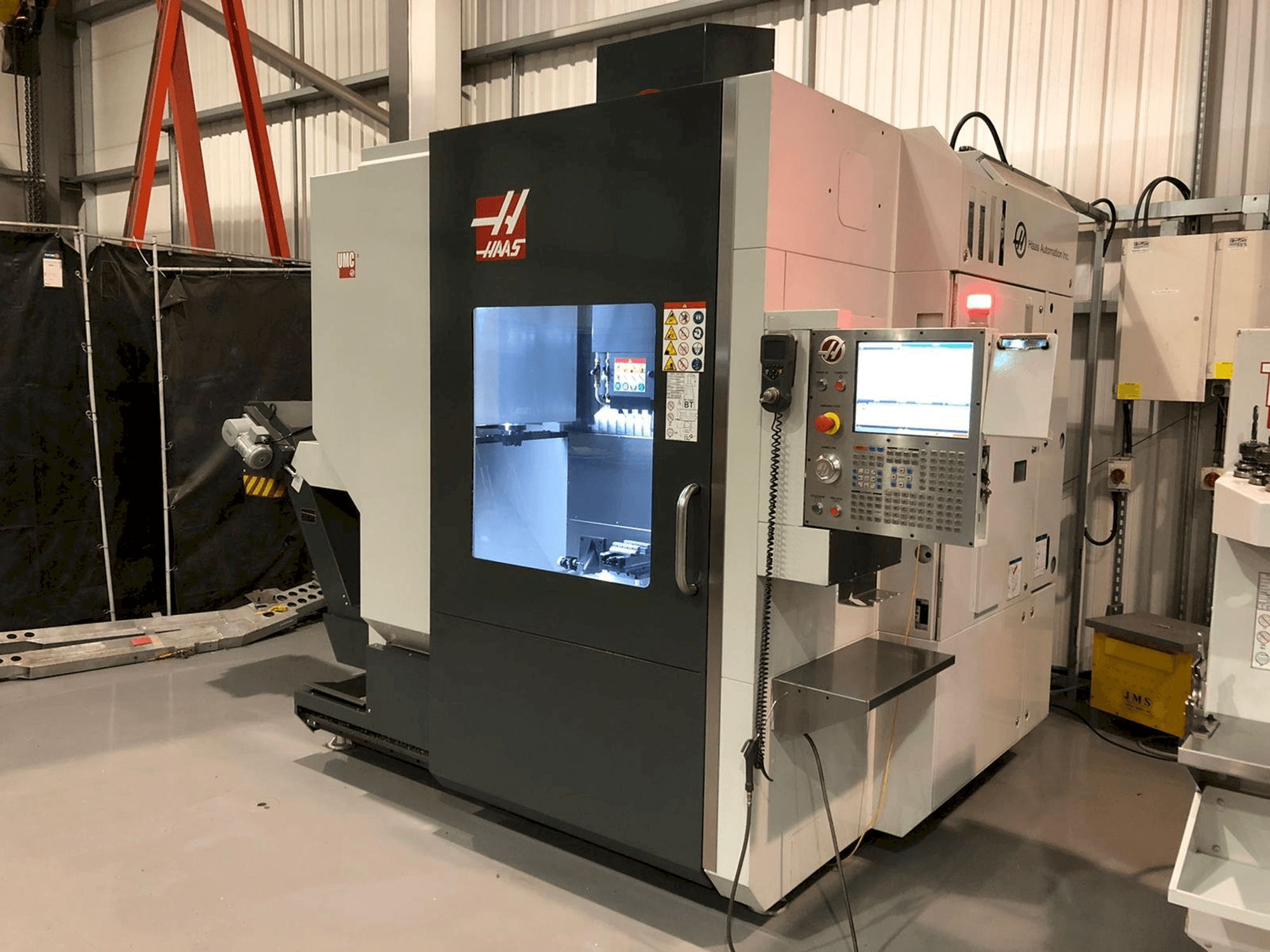 Frontansicht der HAAS UMC - 750 Maschine