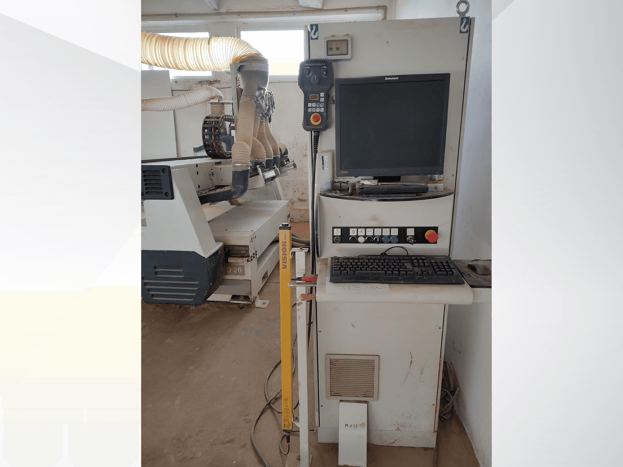 CNC-Fräsmaschine SCM ACCORD 20 in einer Werkstattumgebung, Vorderansicht mit Bedienfeld, Monitor und Staubabsaugung sichtbar.