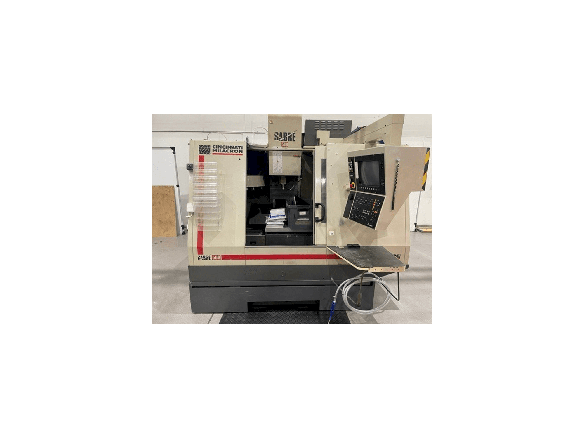 Frontansicht der Cincinnati Milacron Sabre 500 Maschine