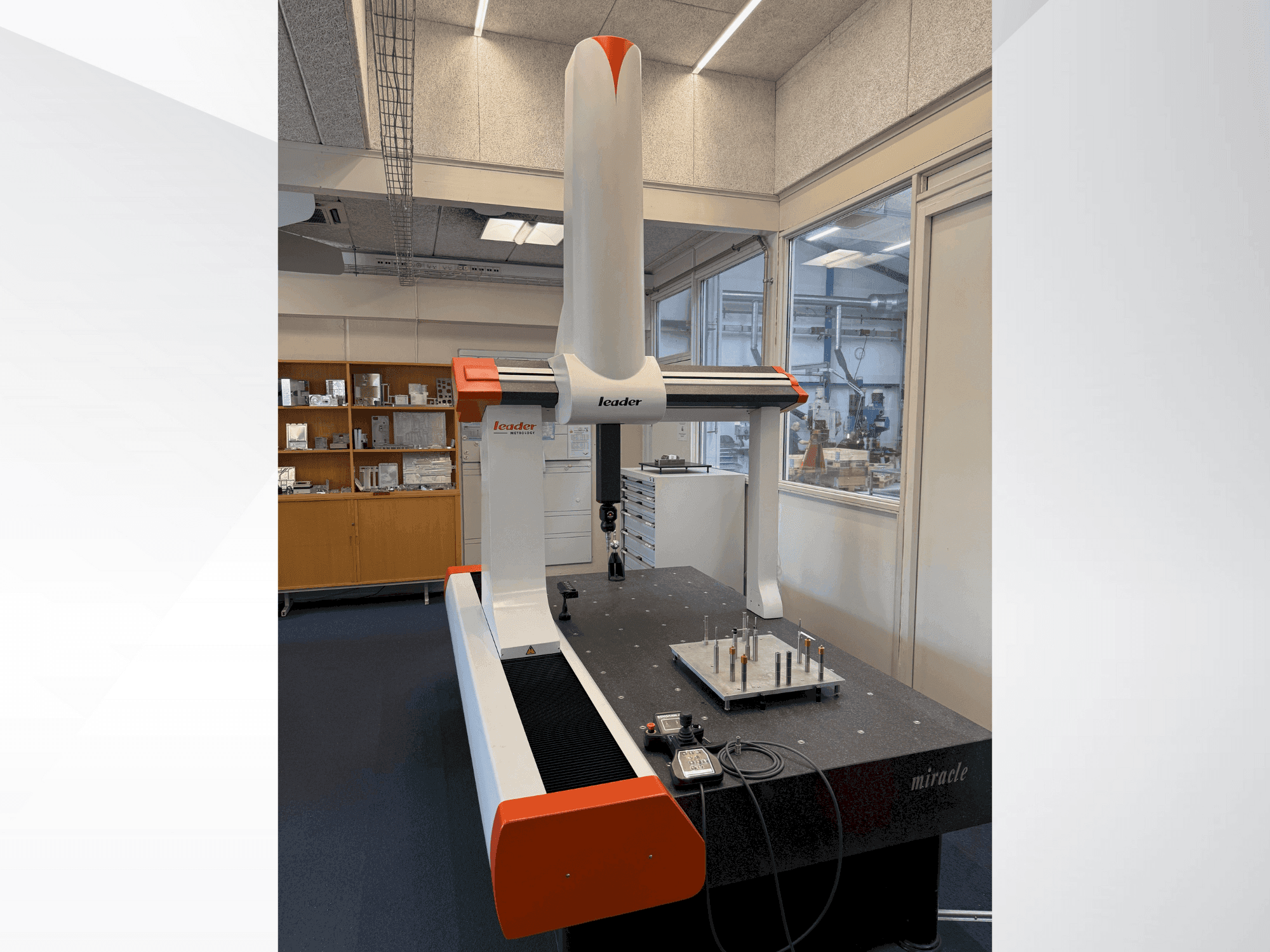Frontansicht der LEADER Miracle NC8157 Maschine