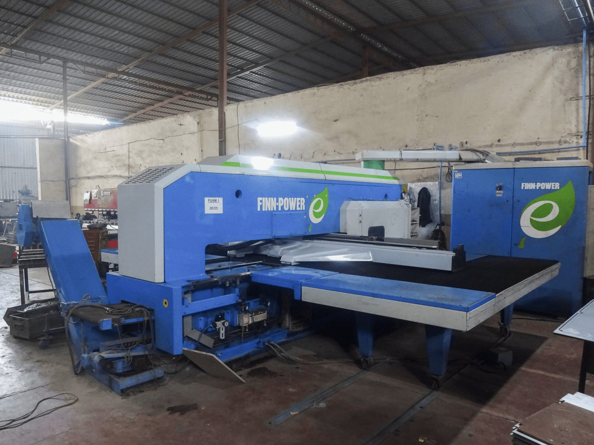 Linke Ansicht der Finn-Power E5 SBU Maschine