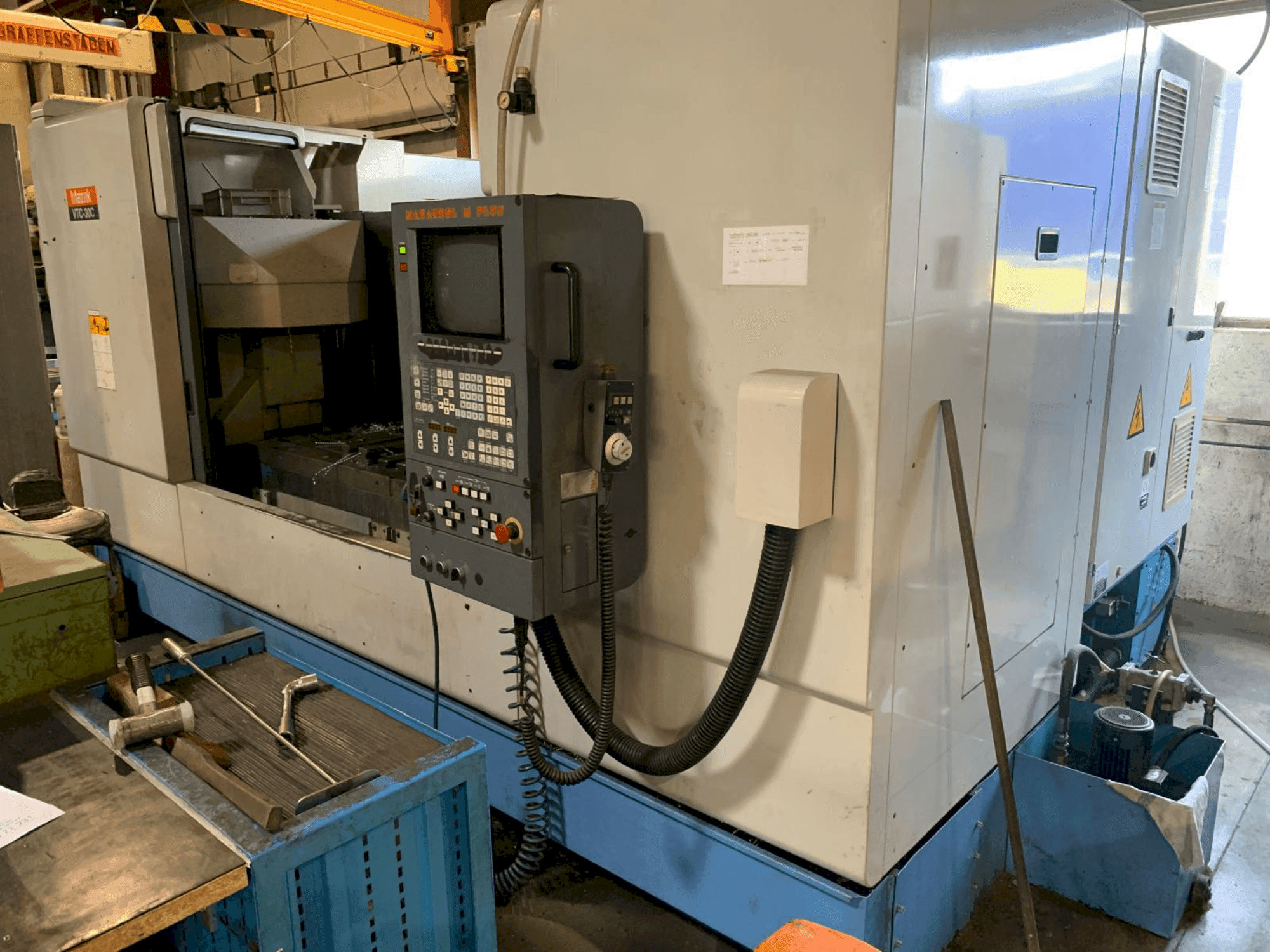 Frontansicht der Mazak VTC 30C Maschine