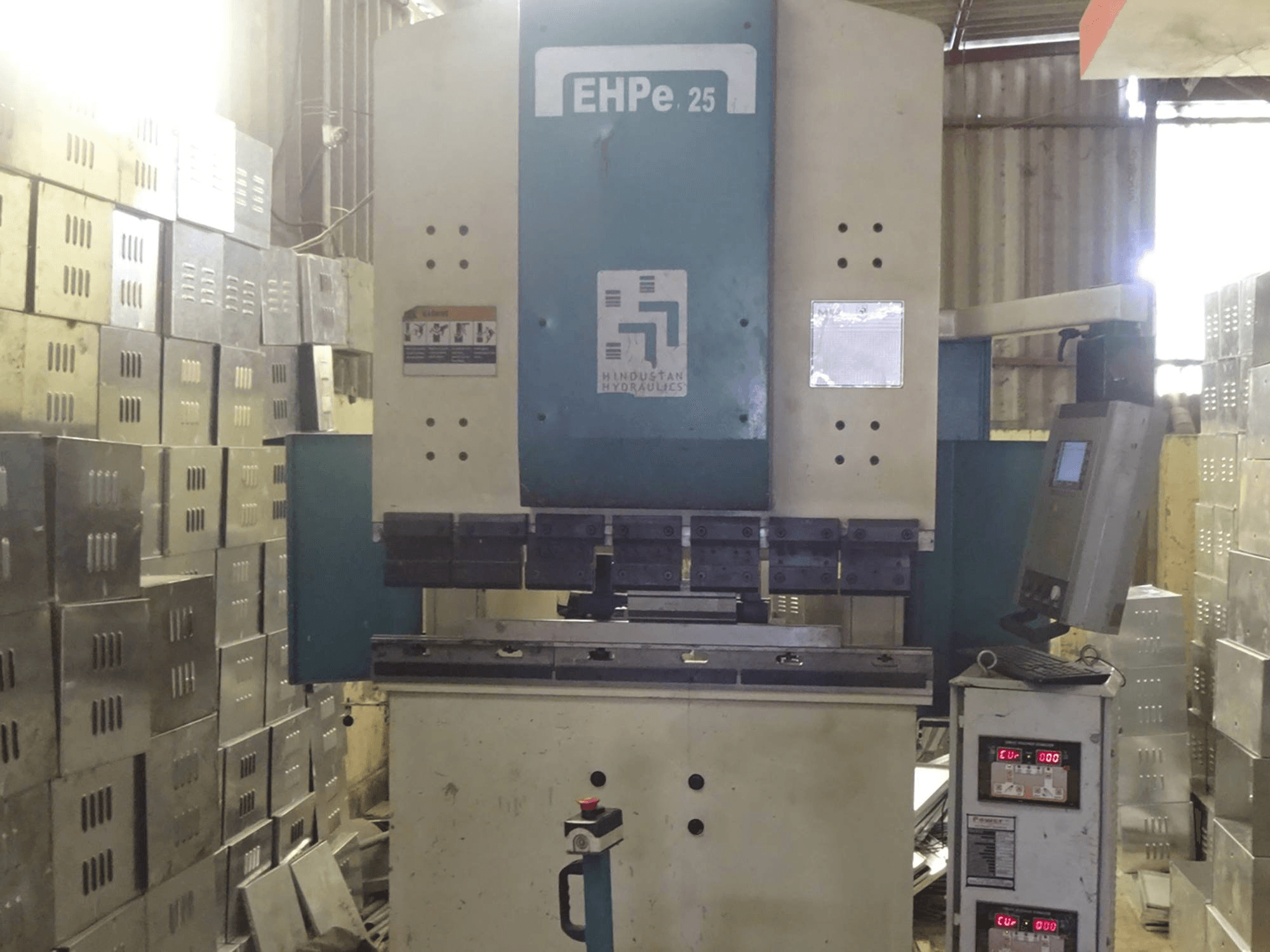 Frontansicht der Hindustan Hydraulics EHPe 25 Maschine