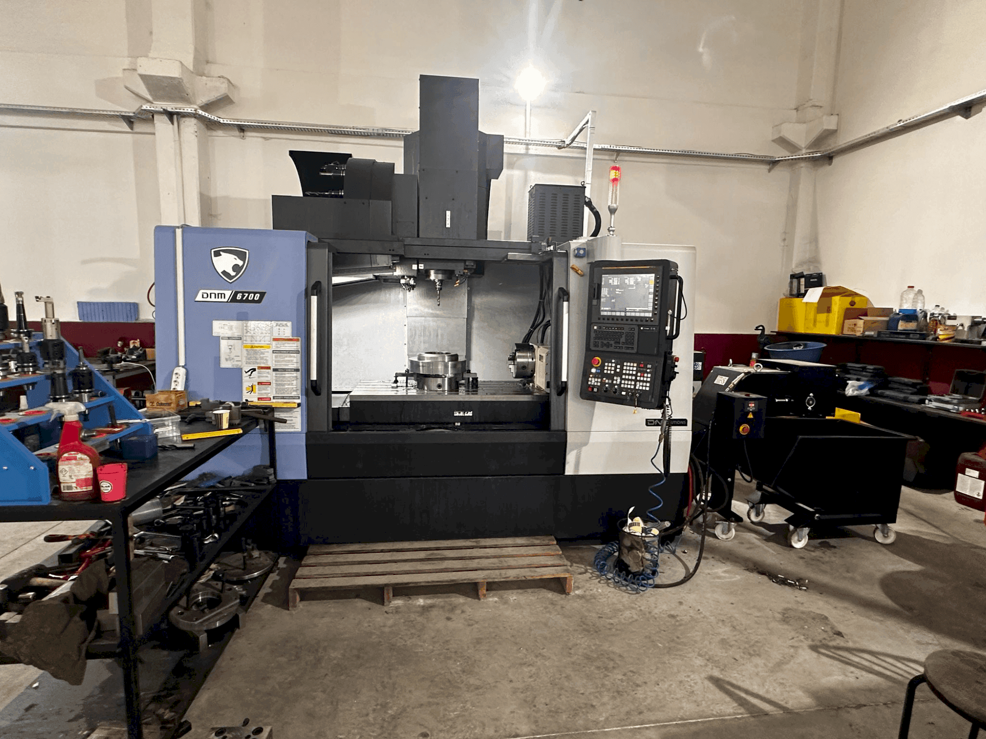 Frontansicht der DN SOLUTIONS Puma DNM 6700 Maschine