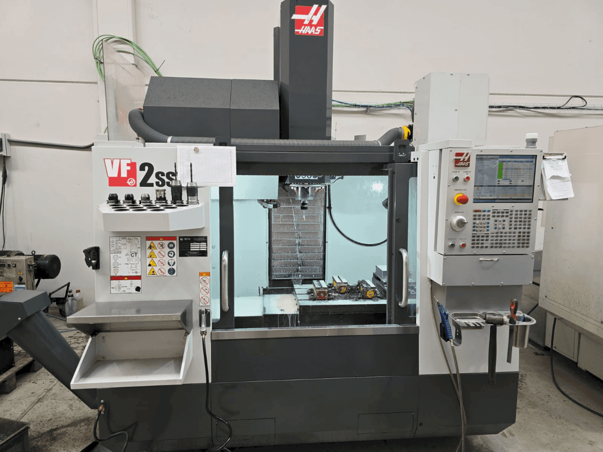 Frontansicht der HAAS VF 2SSYT Maschine