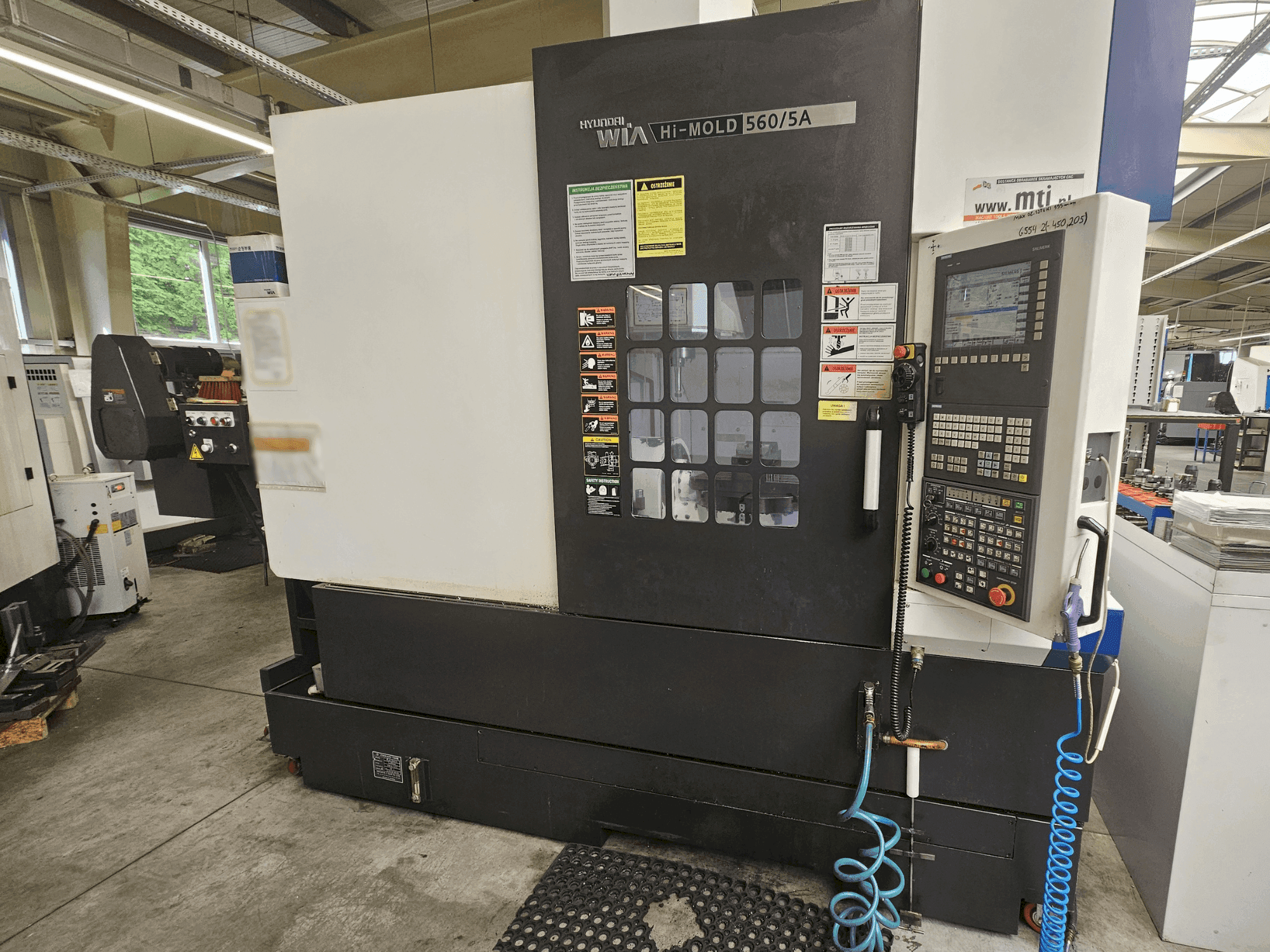 Frontansicht der Hyundai Wia Hi-MOLD 560/5A Maschine