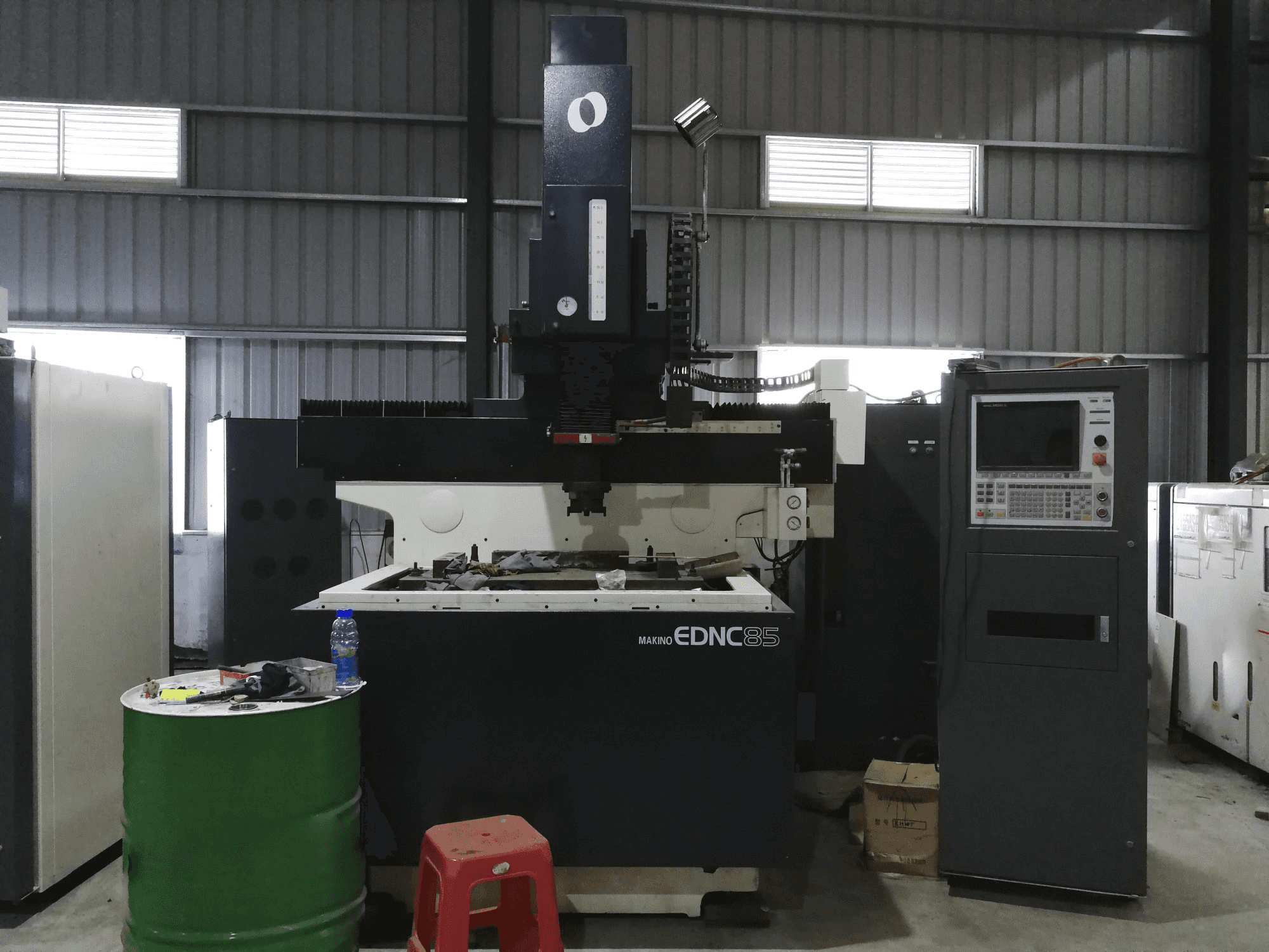 Frontansicht der Makino EDNC85 Maschine