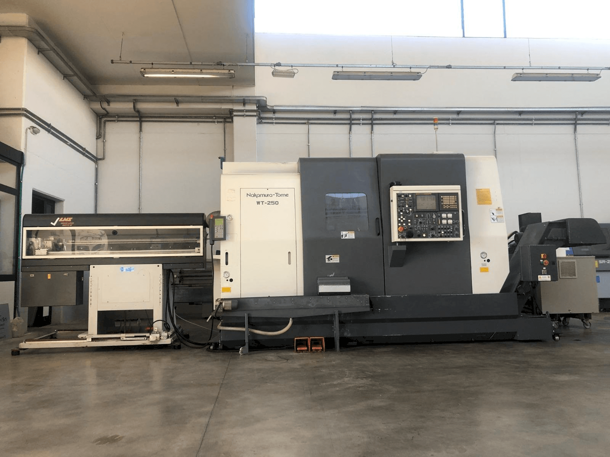 Frontansicht der NAKAMURA-TOME WT-250 MMY Maschine