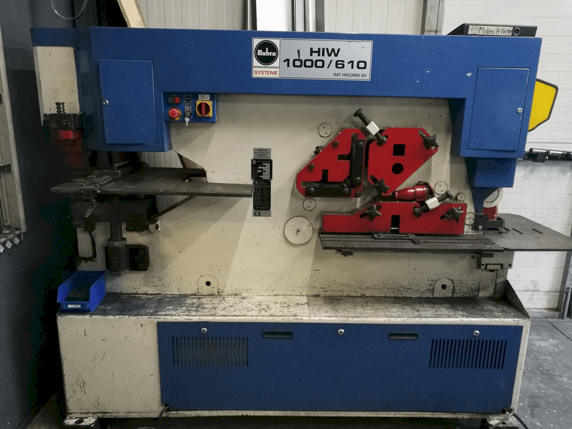 Frontansicht der Mubea HIW 1000/610 Maschine