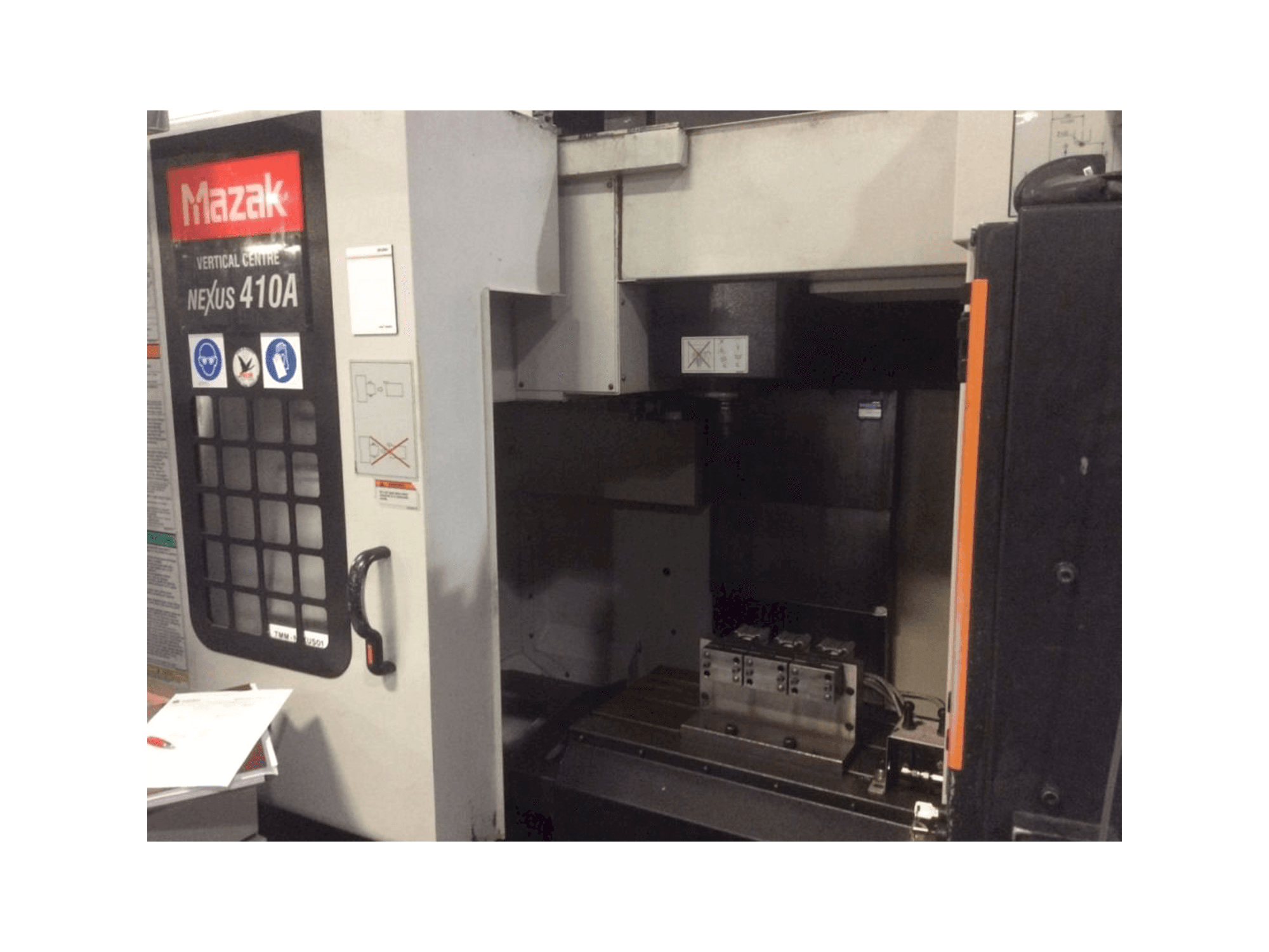 Frontansicht der Mazak Nexus VCN 410A Maschine