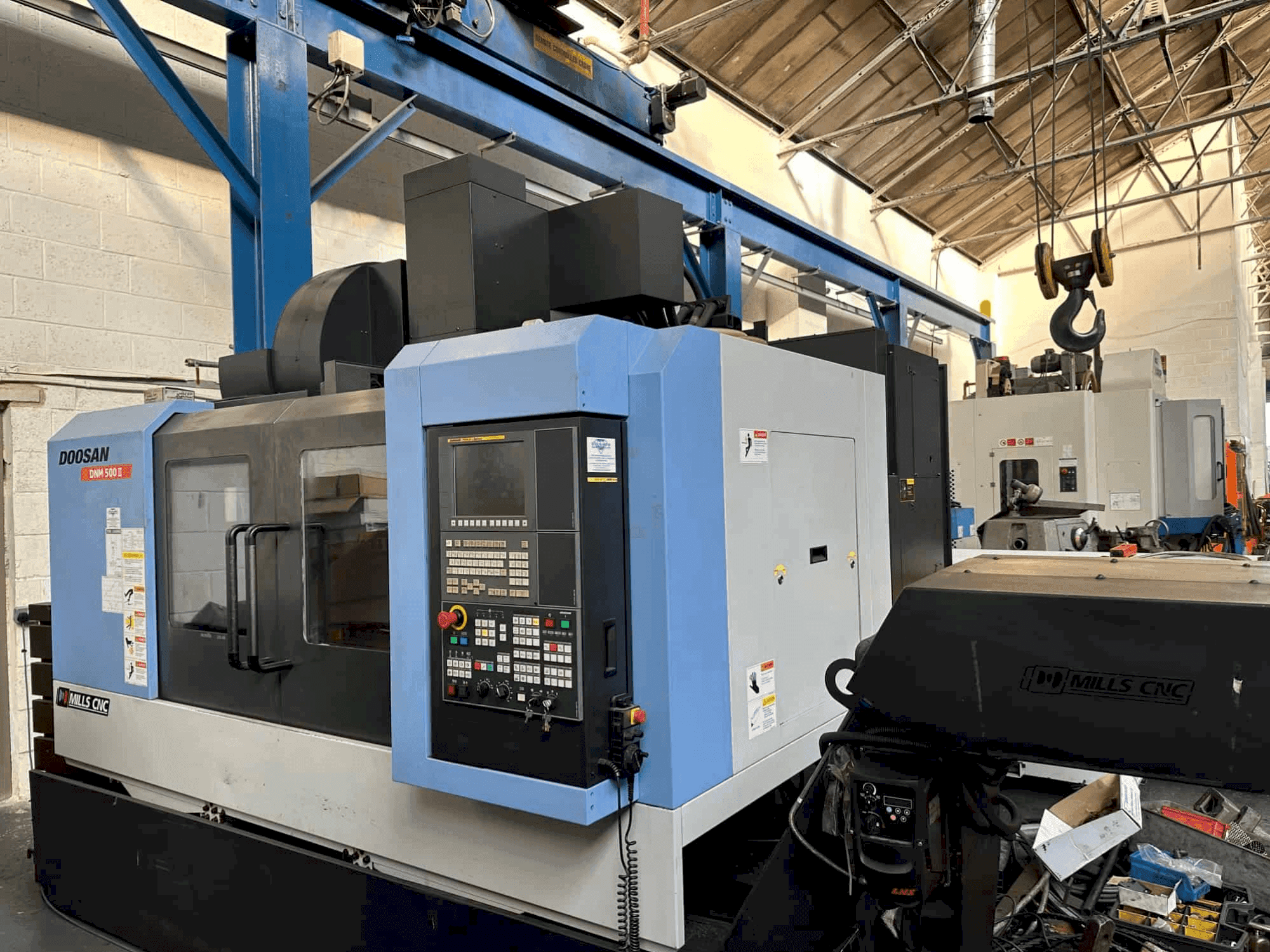 Frontansicht der DOOSAN DNM 500 II Maschine