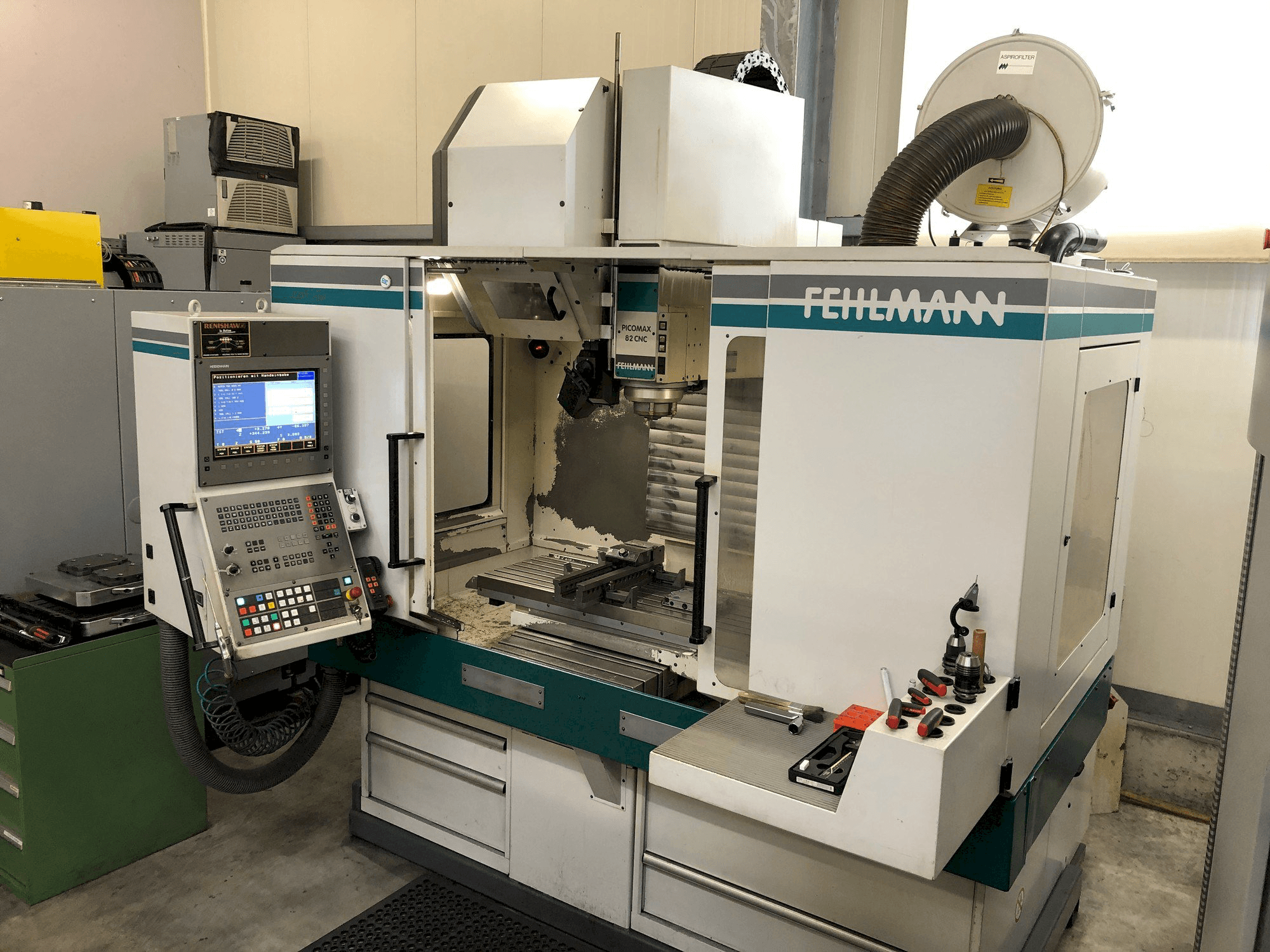 Frontansicht der FEHLMANN PICOMAX 82 CNC Maschine