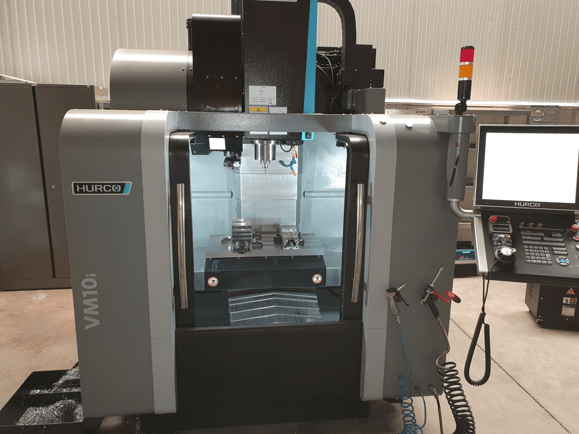 Frontansicht der Hurco VM10i Maschine