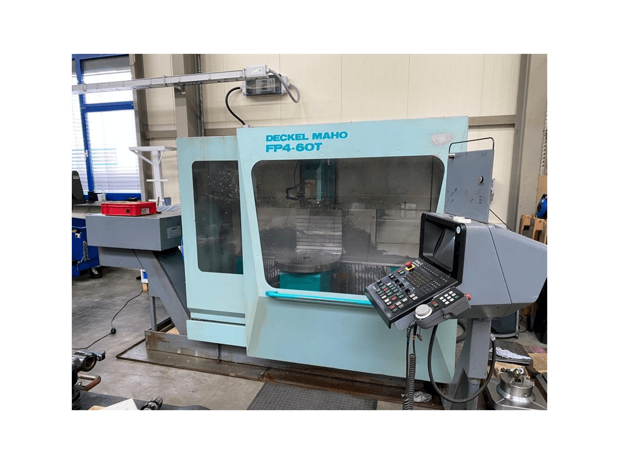 Frontansicht der DECKEL MAHO FP4-60 T Maschine