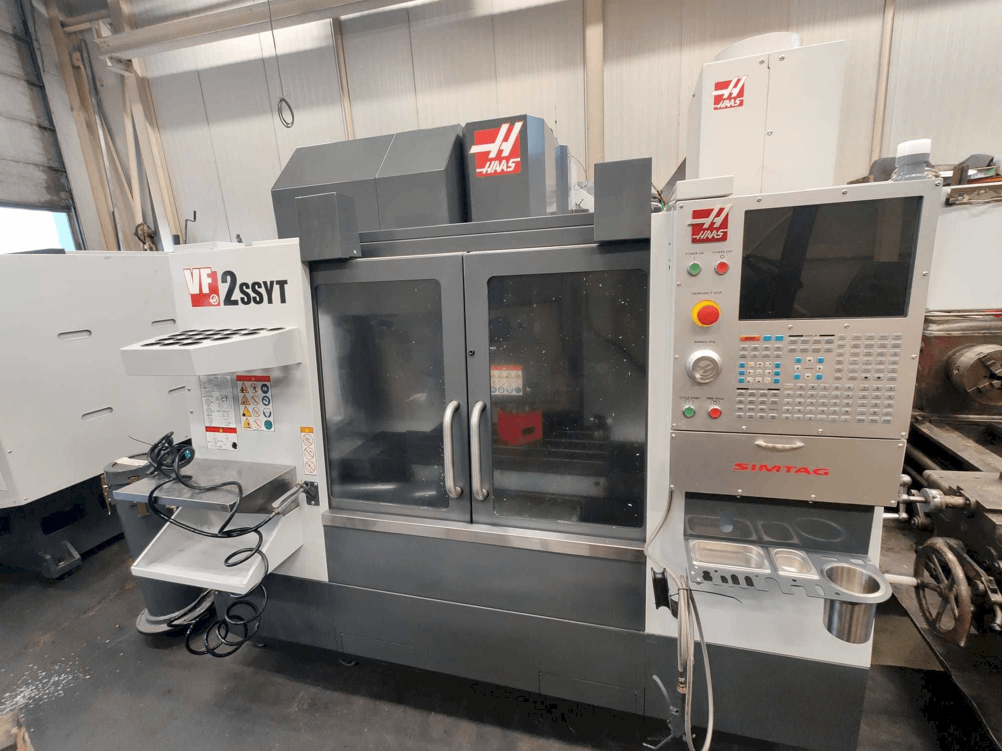 Frontansicht der HAAS VF-2SSYT Maschine