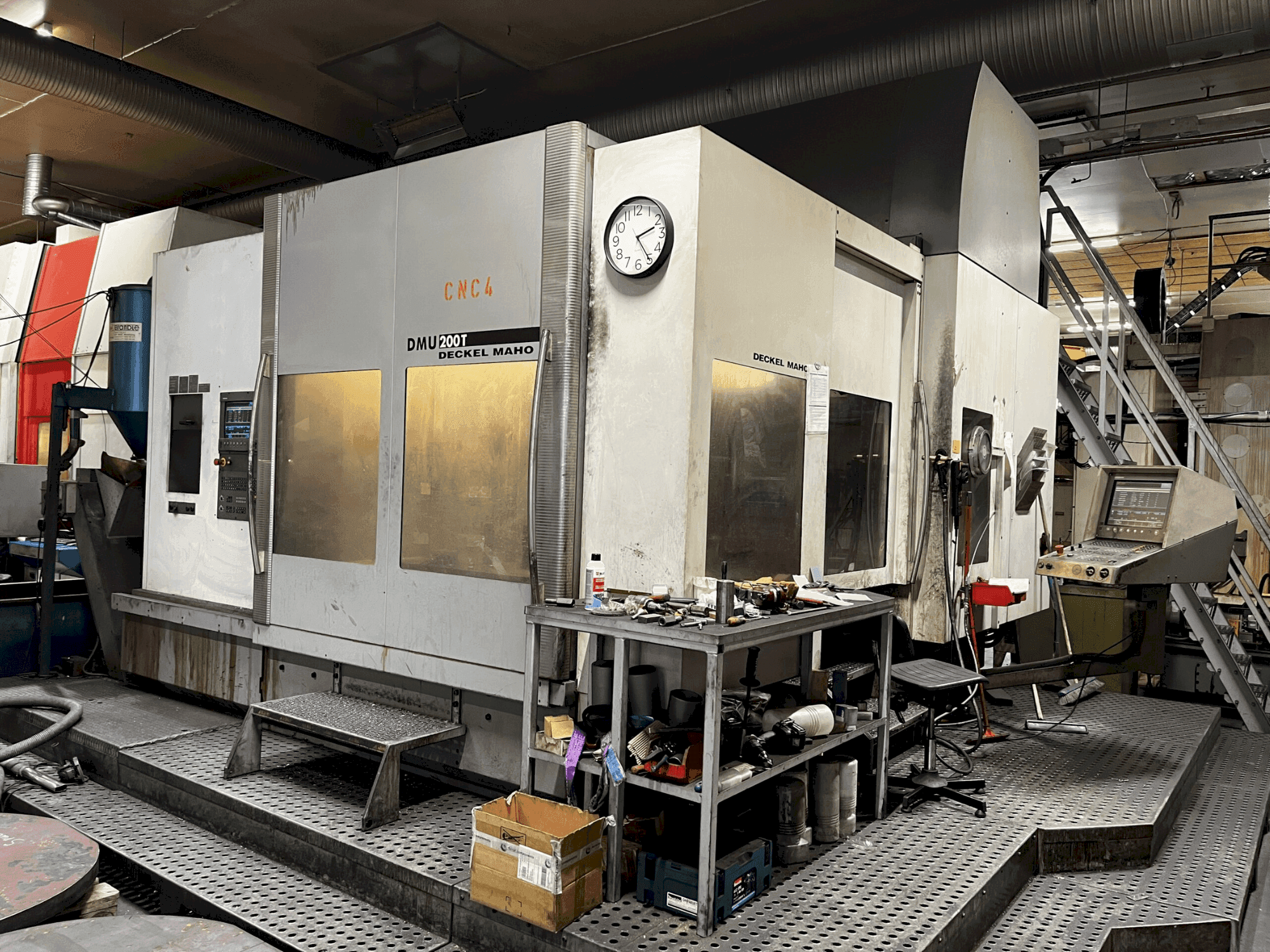 Frontansicht der DECKEL MAHO DMU 200T Maschine