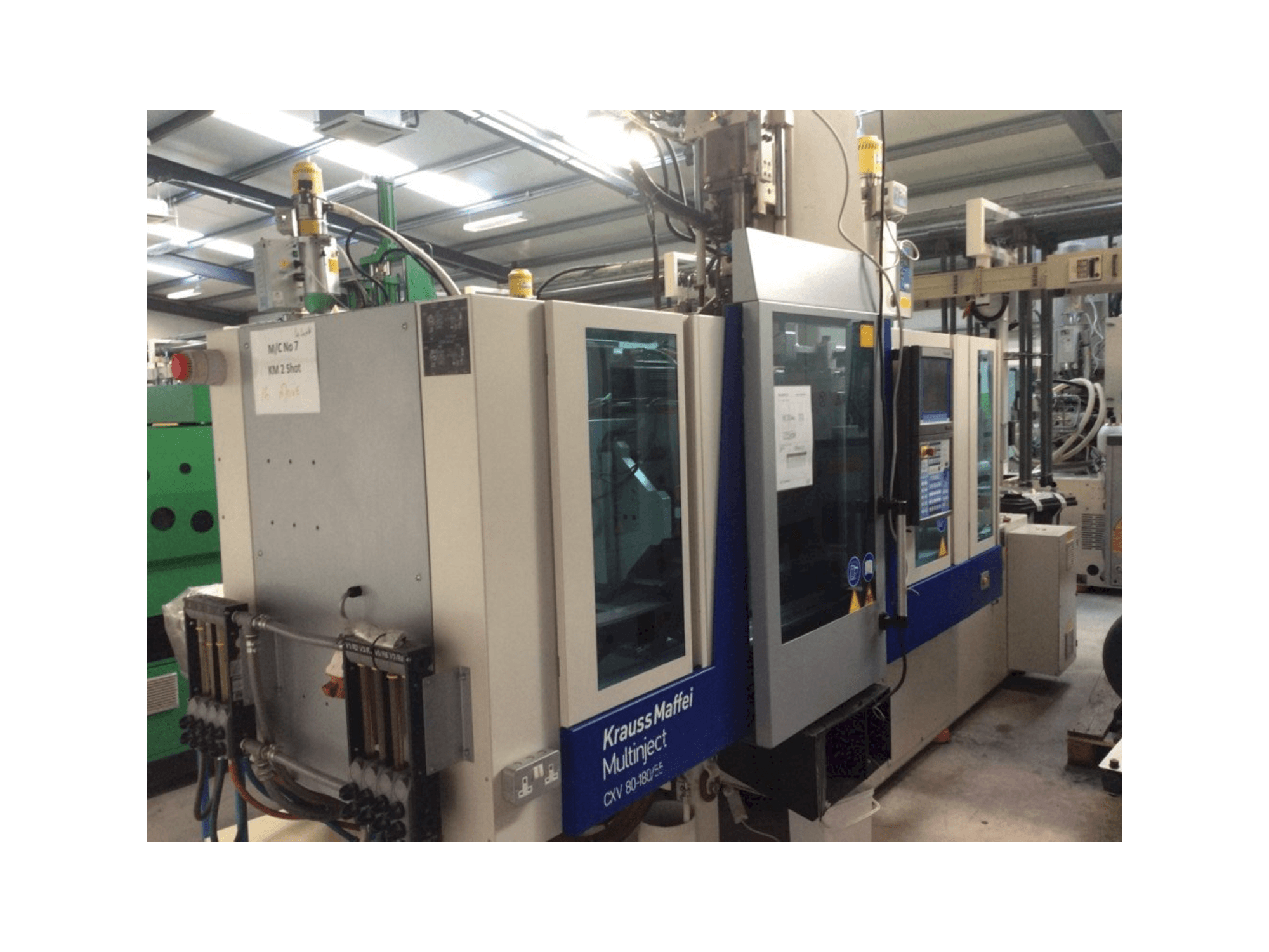 Frontansicht der Krauss Maffei Multinject 80-180-55 CX V Maschine