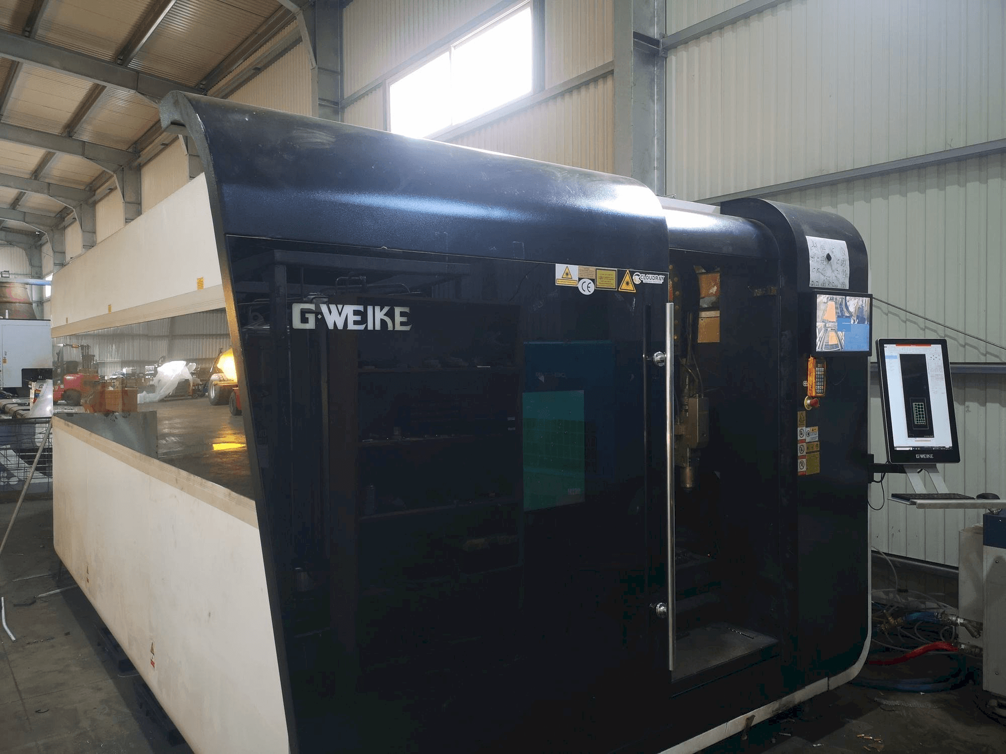 Frontansicht der GWEIKE LF 3015 GA CNC Maschine