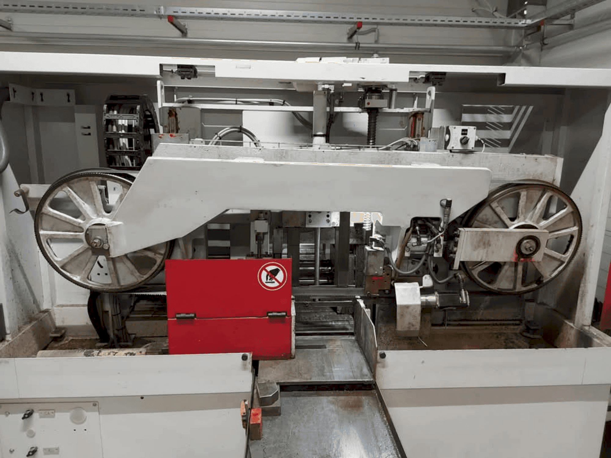 Front view of Behringer HBE 321-A machine