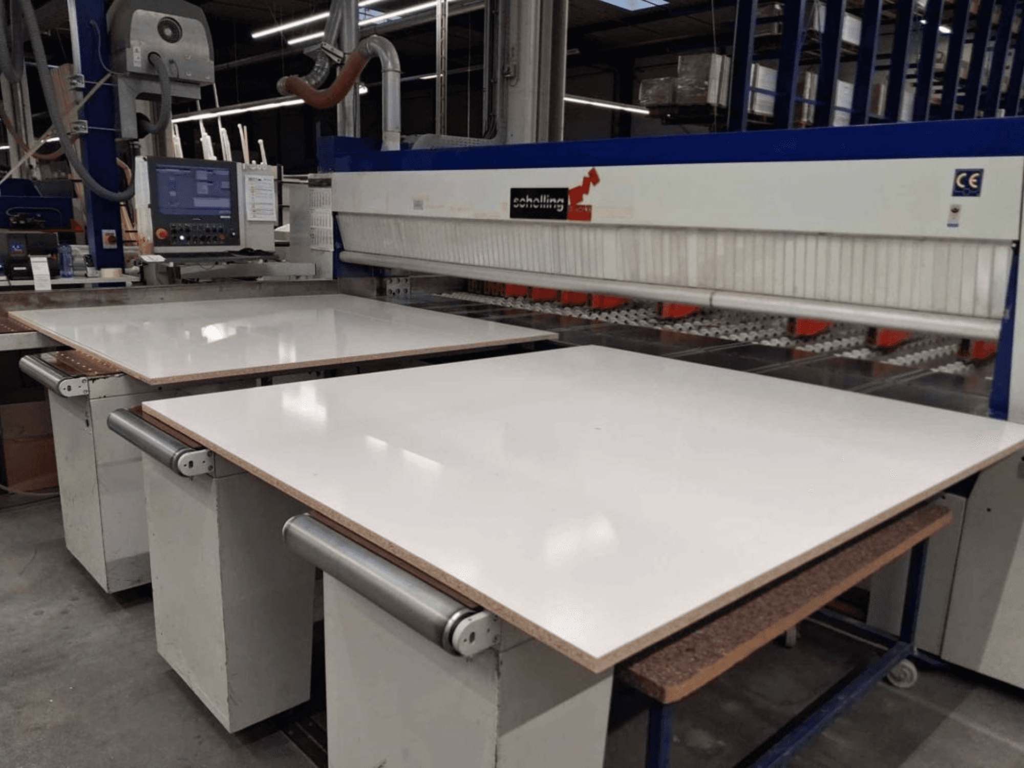 Frontansicht der SCHELLING Plattensäge FM-H 430 mit weißem Schneidtisch, Bedienfeld und Sägeblattbereich.