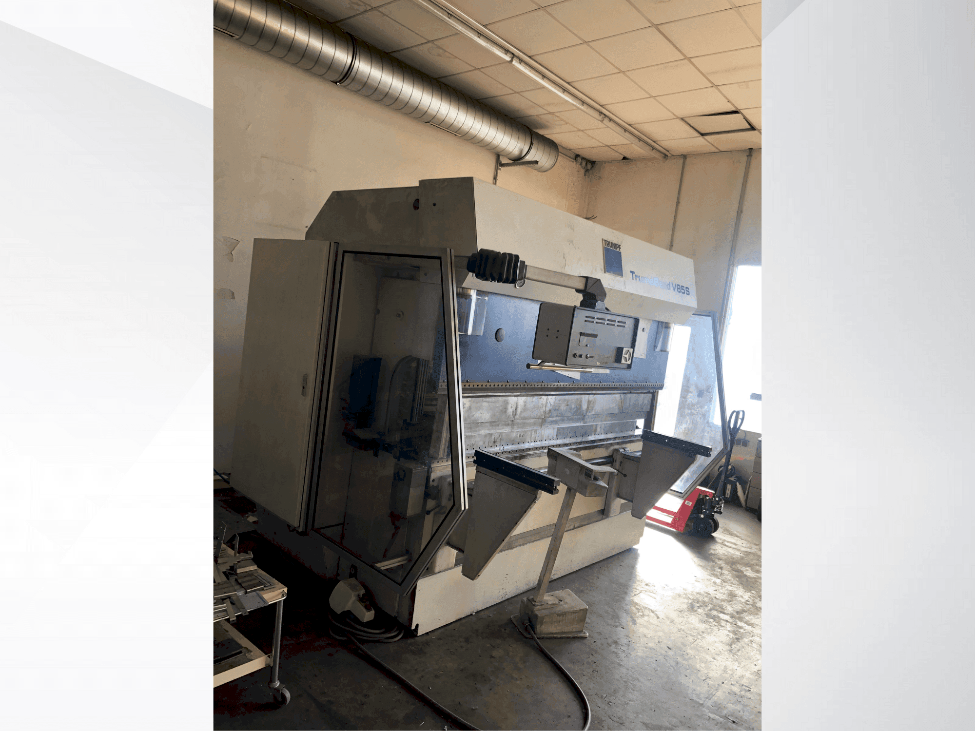 Frontansicht der TRUMPF TrumaBend V85S Maschine