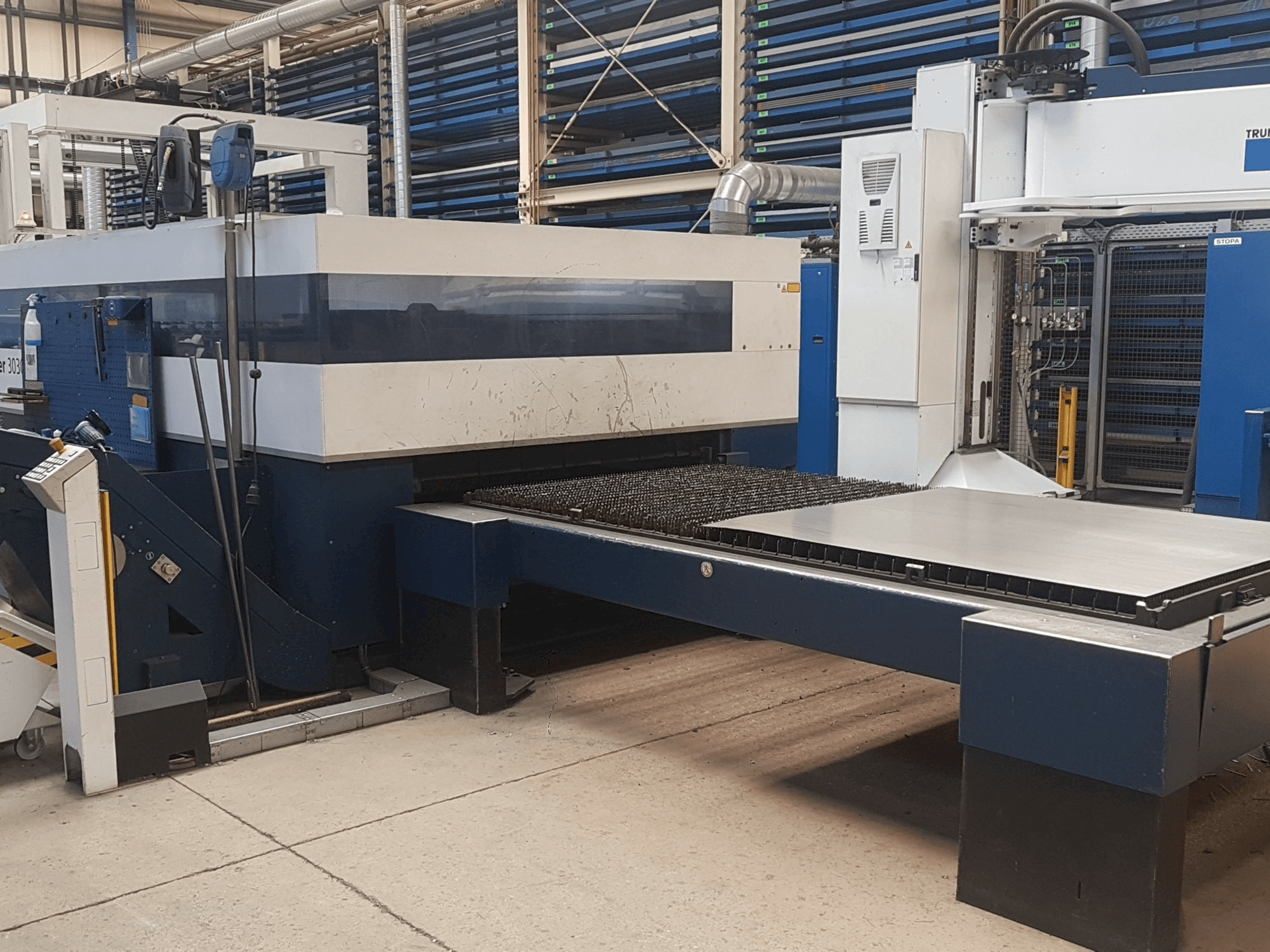 Frontansicht der Trumpf TruLaser 3030 L20 Maschine