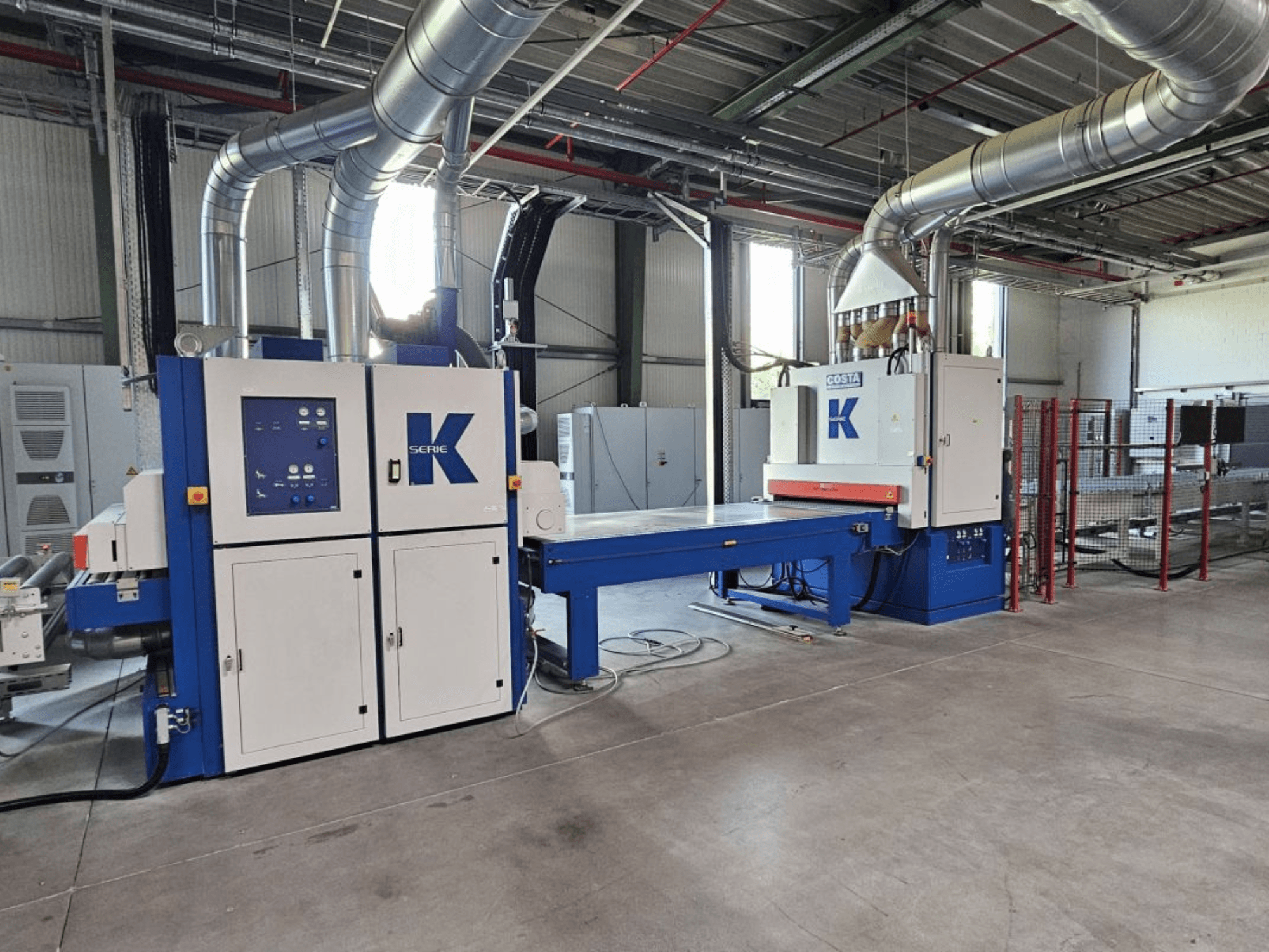 BURKLE EKMH 1300 Kaschierpresse in der Frontansicht mit Bedienpult und großer Pressplatte in einer Industrieumgebung.