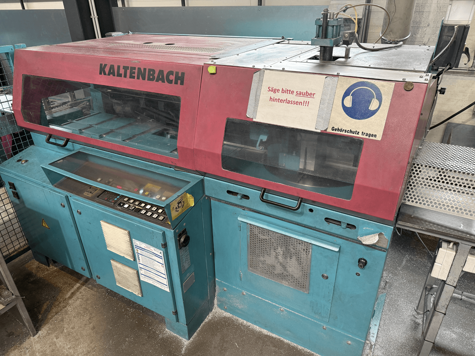 KALTENBACH Industrie-Schneidemaschine, Frontansicht, mit Bedienfeld und Sicherheitszeichen für Gehörschutz.