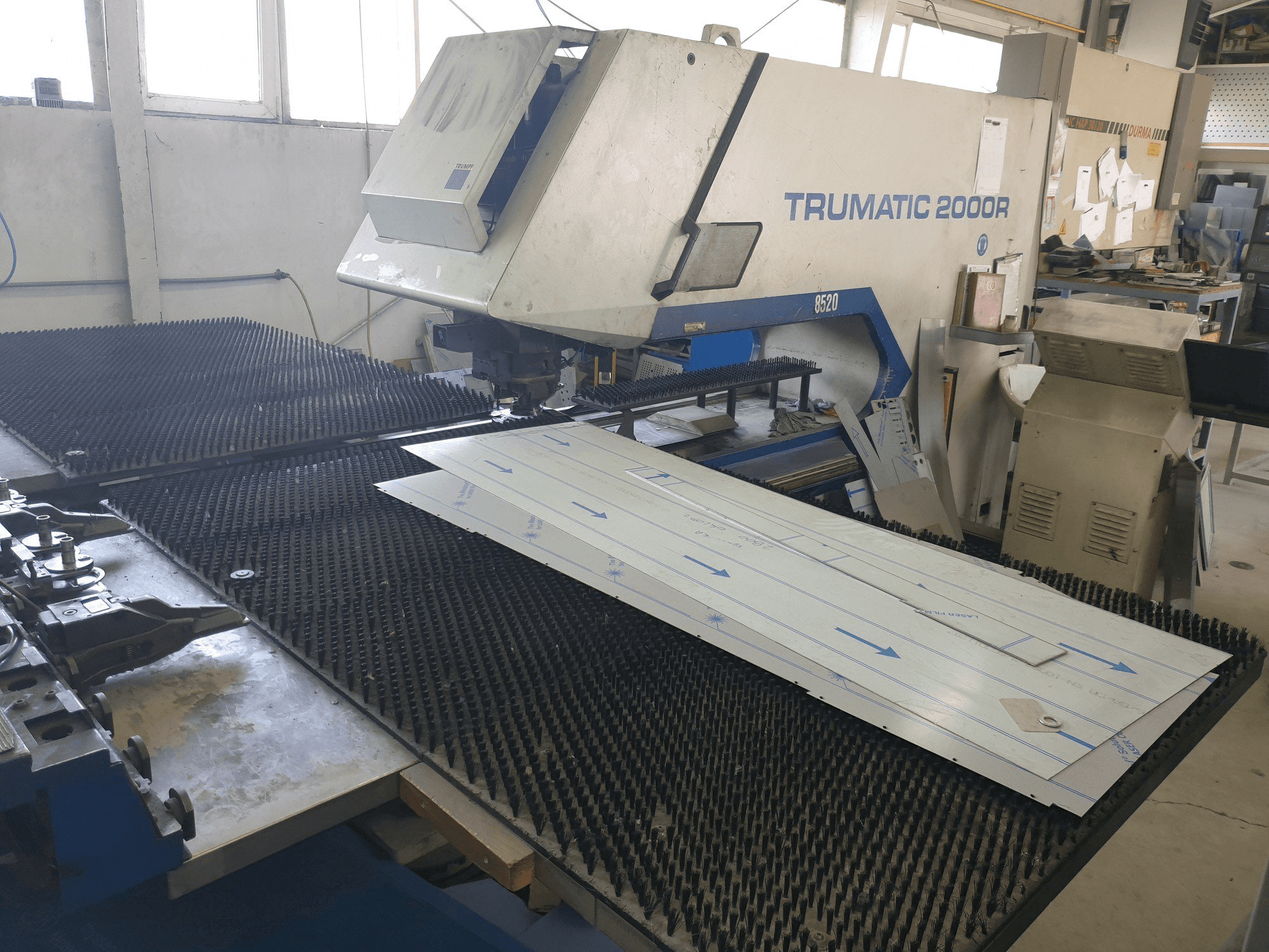 Frontansicht der Trumpf Trumatic 2000R Maschine