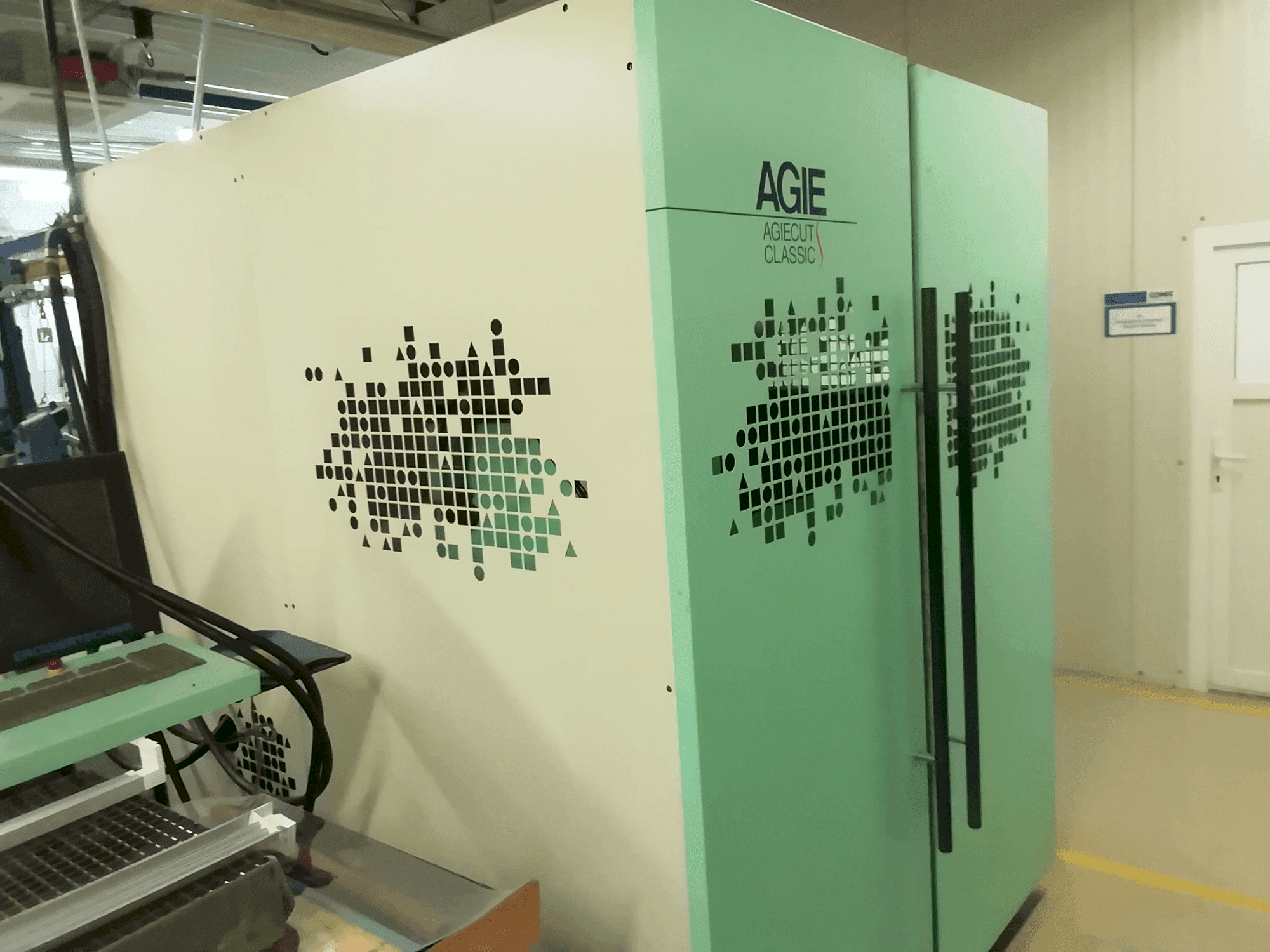 Frontansicht der AGIE Agiecut Maschine