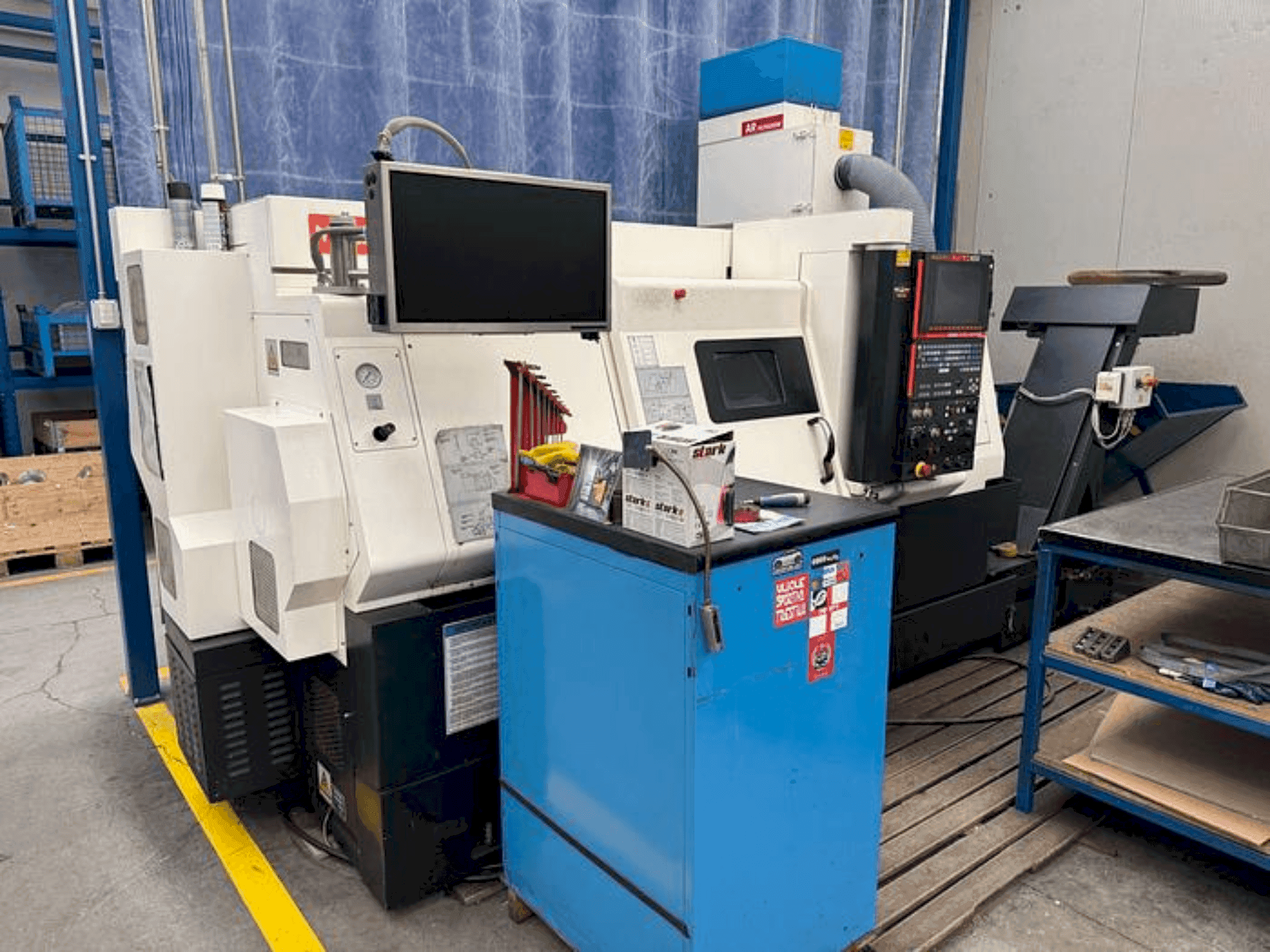 Frontansicht der Mazak QTN 250 M X 1000 Maschine