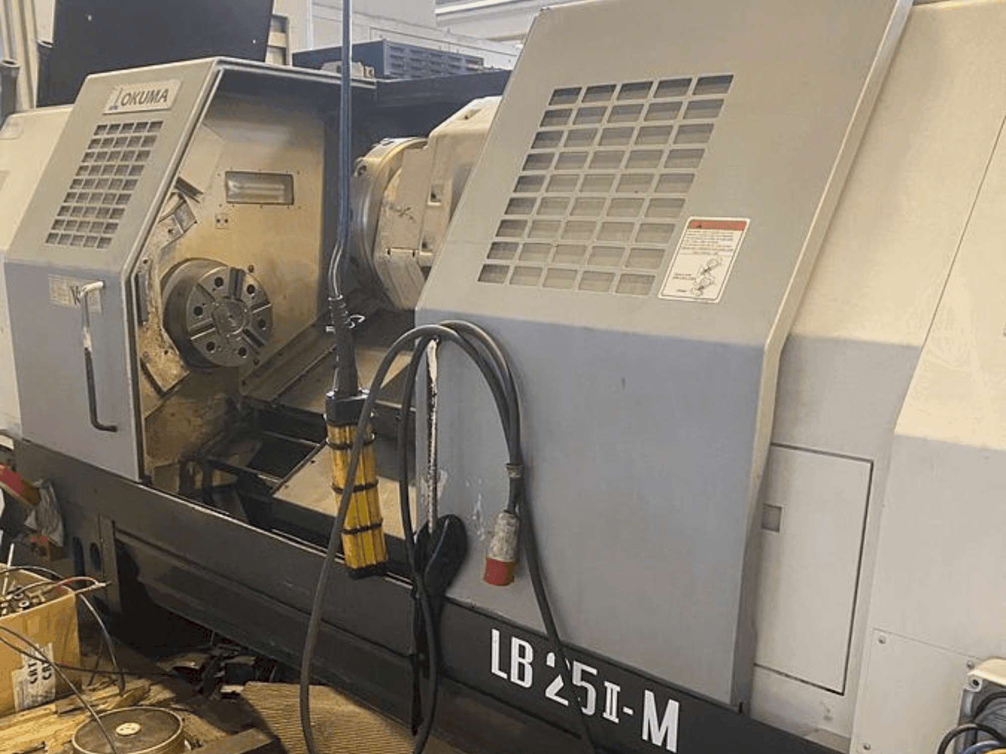 Frontansicht der Okuma LB 25 II-M Maschine