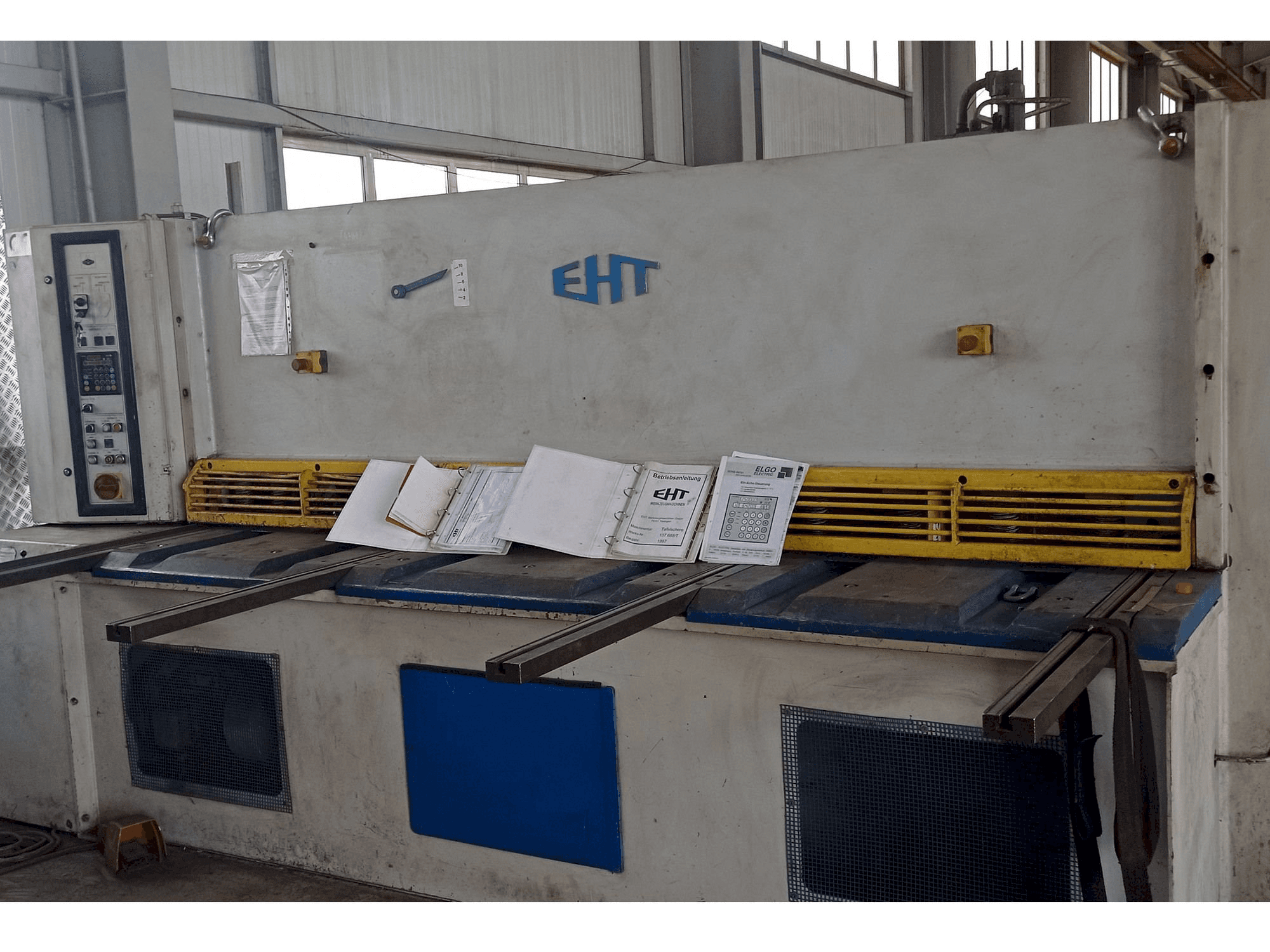 Frontansicht der EHT Ecocut 10-31 Maschine