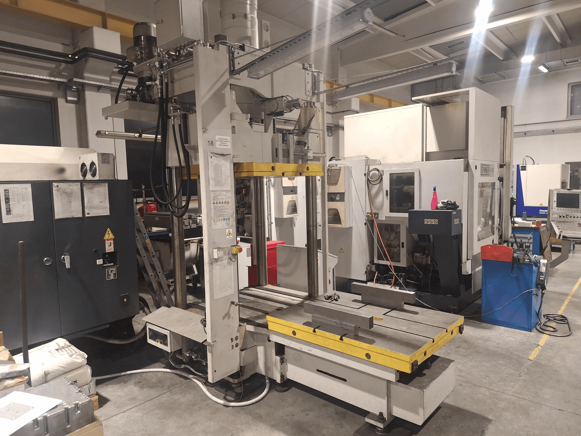 Horizontale Fräsmaschine von Synergic, Vorderansicht; mit breitem Tisch und verschiedenen Bedienfeldern, in einer Werkstattumgebung.