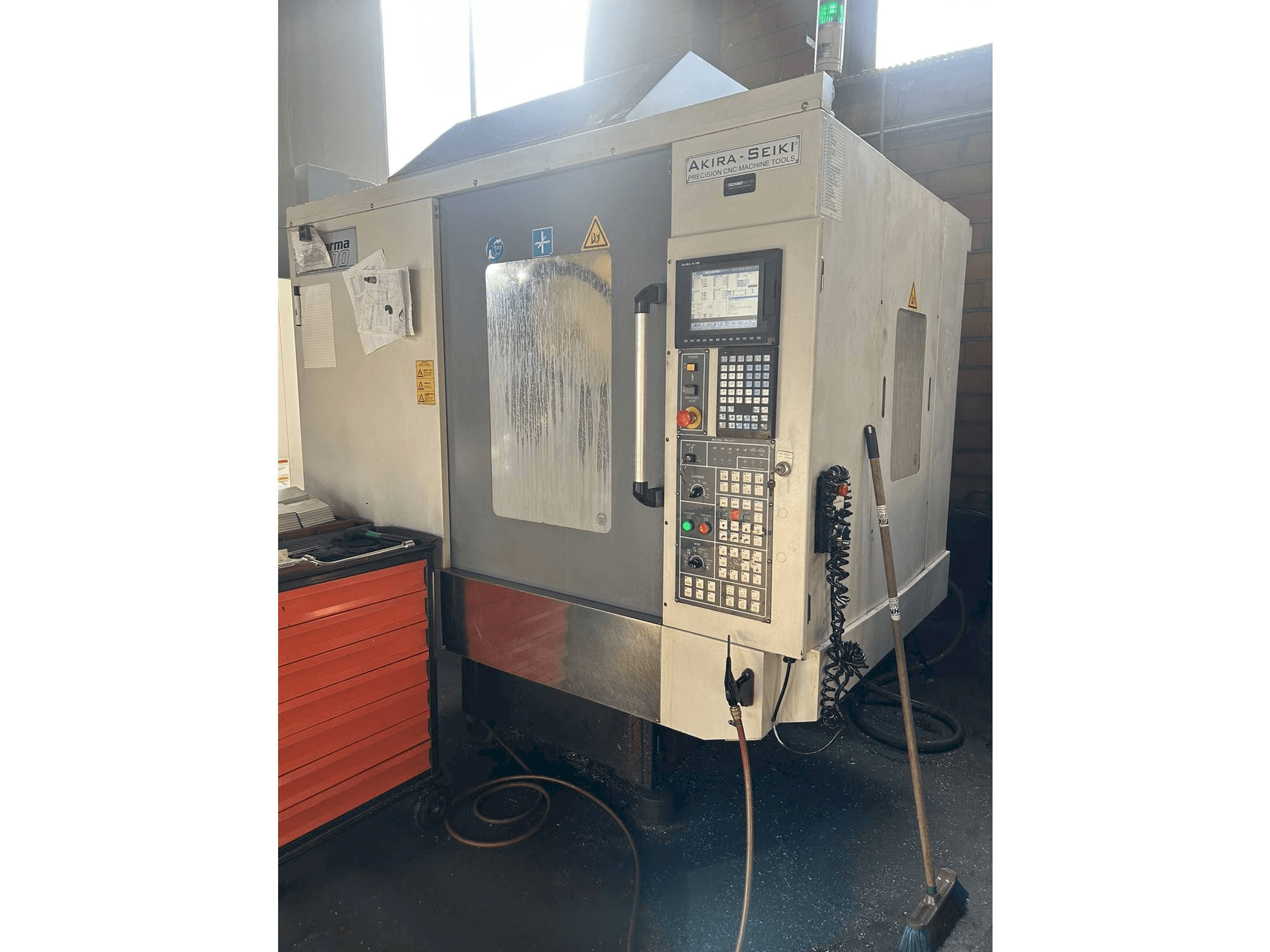 Frontansicht der Akira Seiki PC700 Maschine