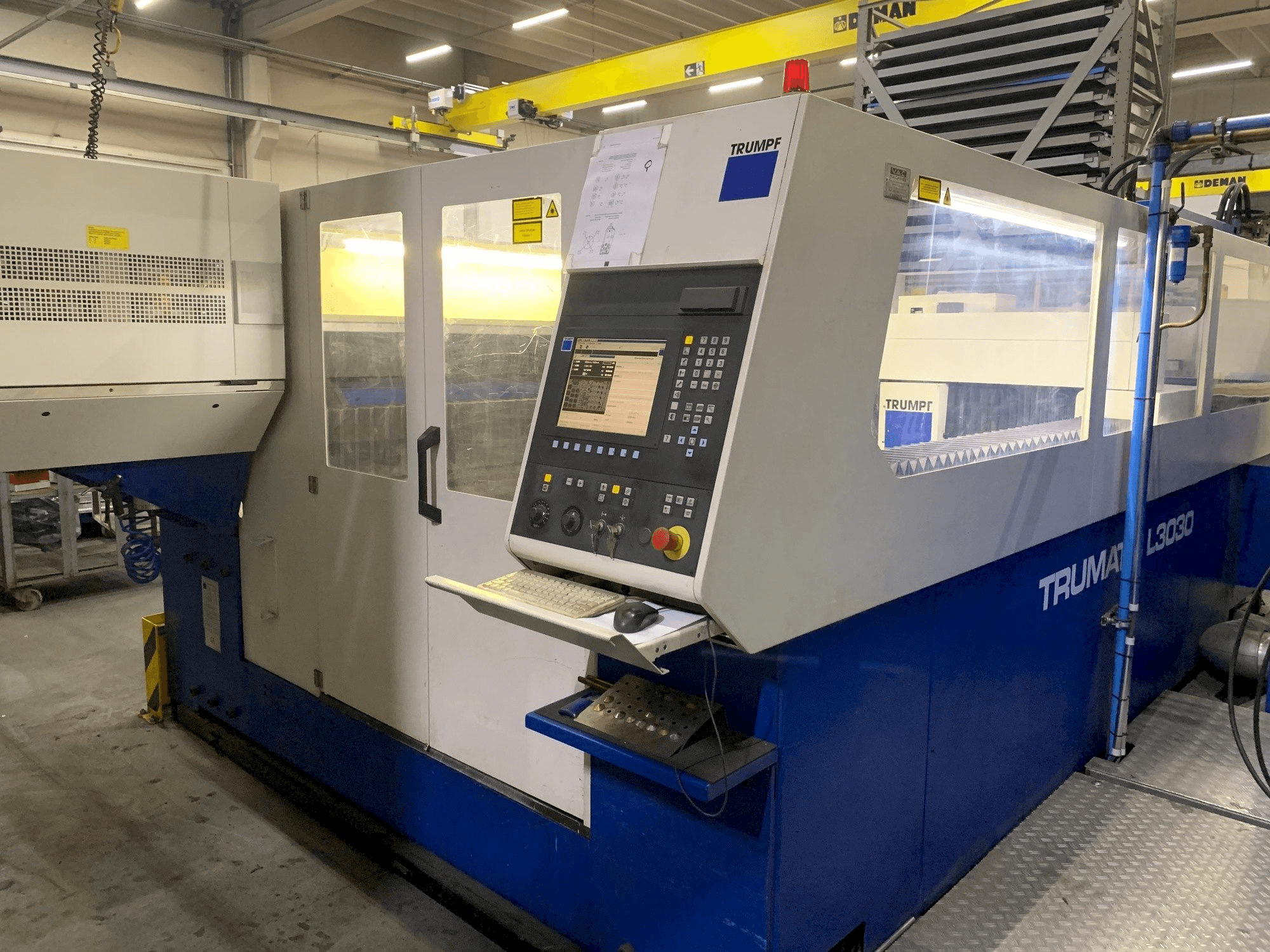 Frontansicht der Trumpf Trumatic L3030 4kW + Liftmaster Maschine