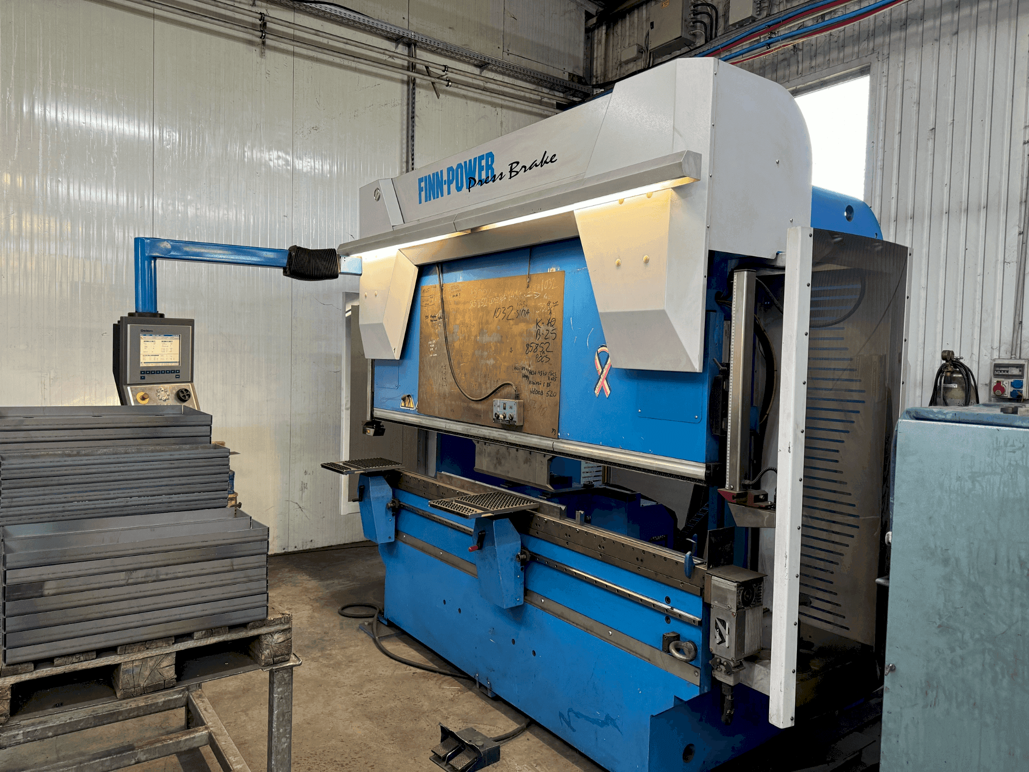 Frontansicht der Finn-Power B80.2550 Maschine