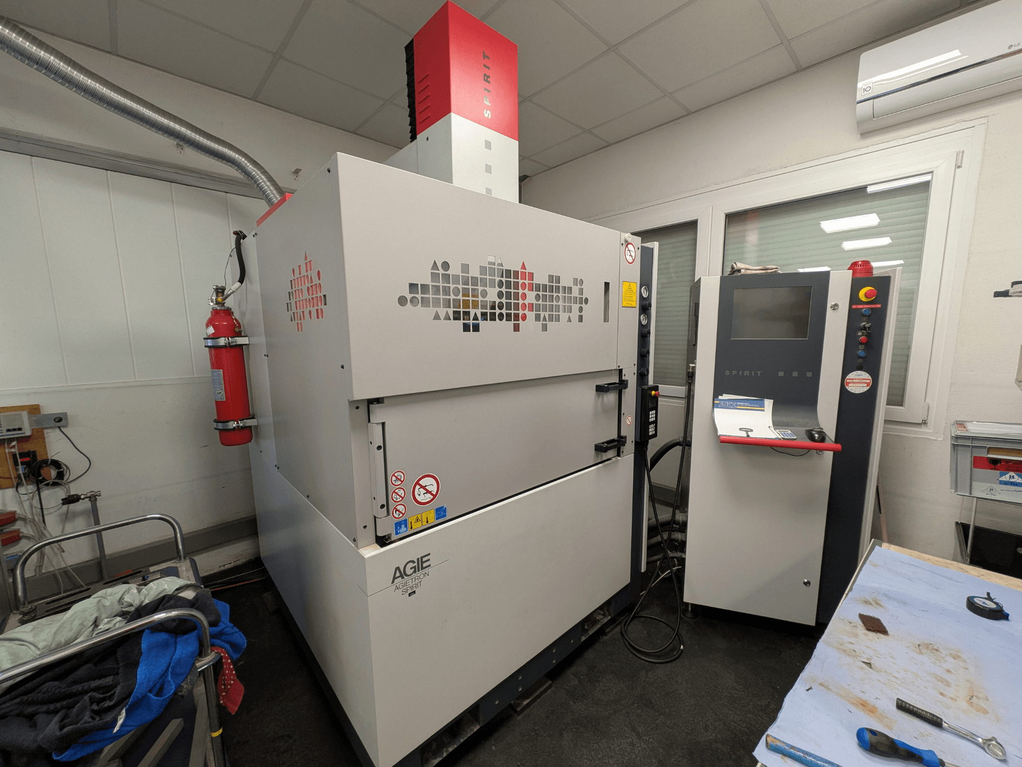 Senkerodiermaschine AGIE AGIETRON SPIRIT 3, Seitenansicht, mit Bedienfeld und Feuerlöscher.