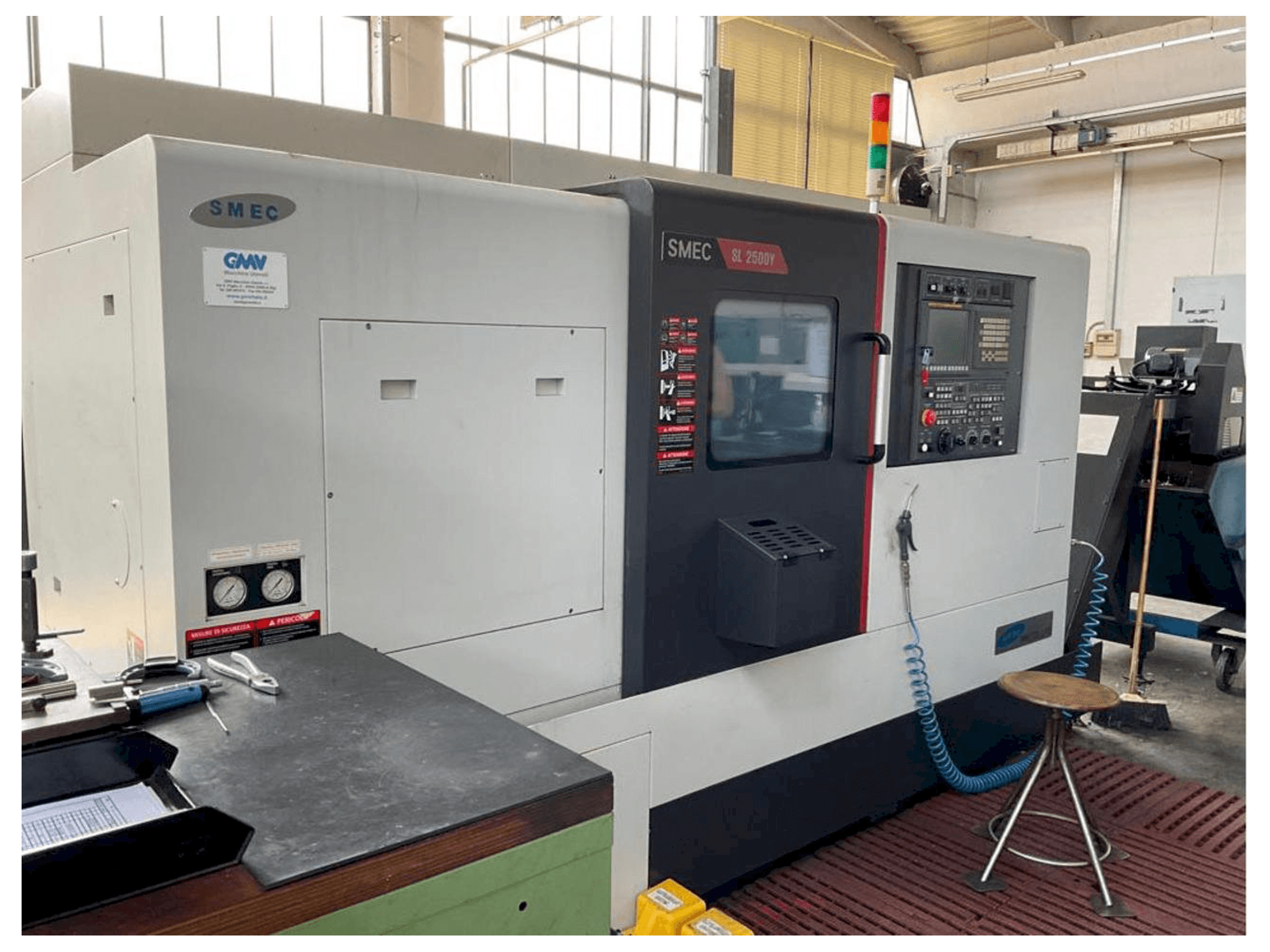 Frontansicht der SMEC SL-2500Y Maschine