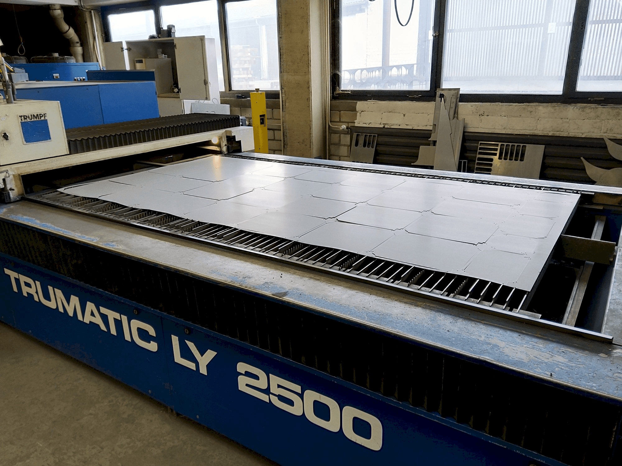 Frontansicht der Trumpf Trumatic LY2500 Maschine