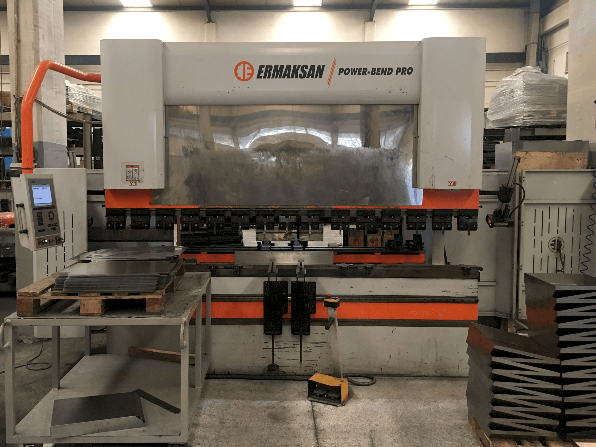 Frontansicht der ERMAKSAN POWER-BEND PRO 3100x220 Maschine
