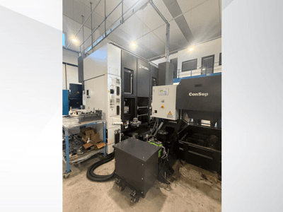 Okuma-Bearbeitungszentrum mit ConSep-Einheit, Seitenansicht, mit Anzeige der Bedienelemente und industrieller Einrichtung, einschließlich Spänebehälter.