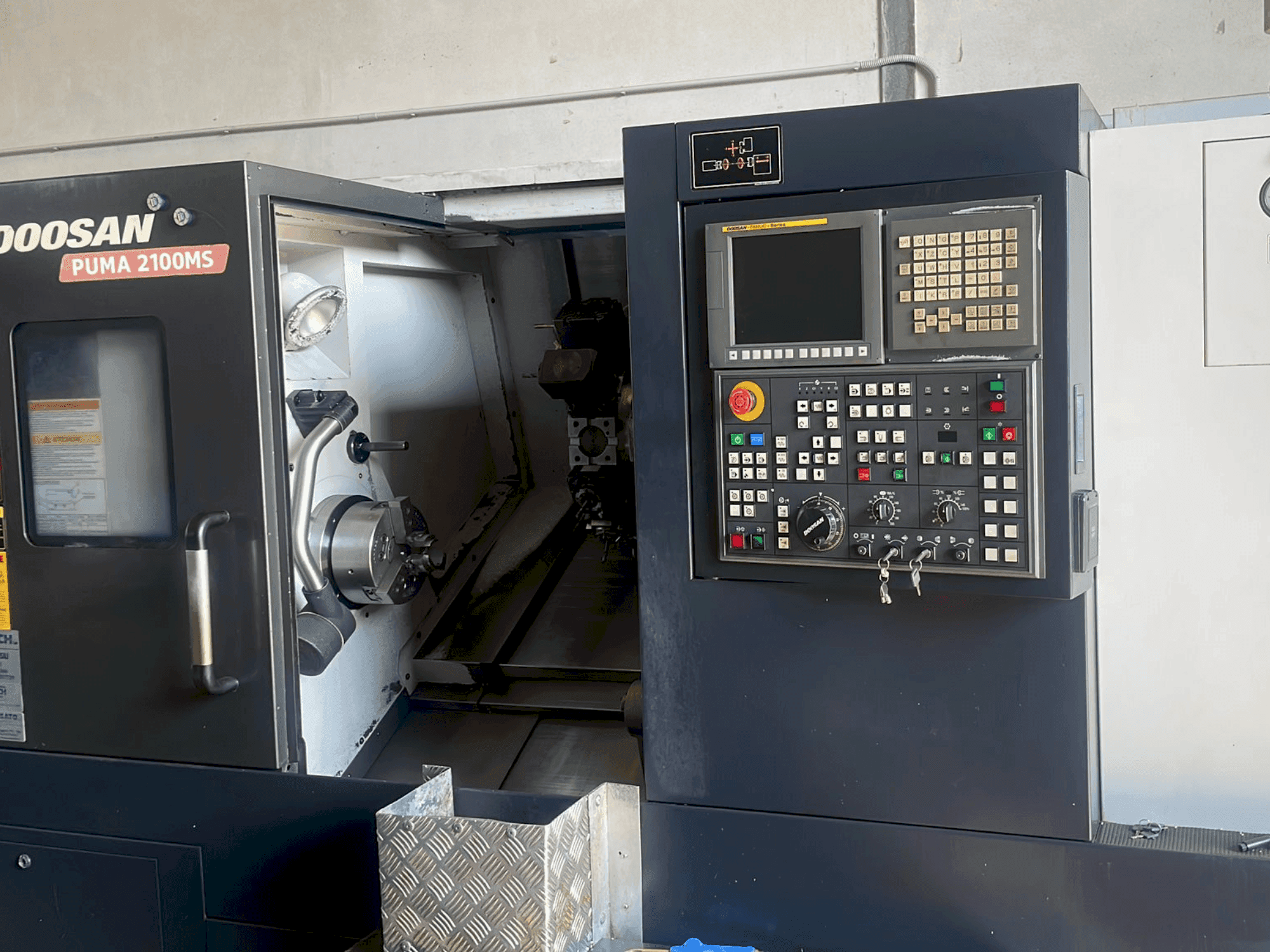 Frontansicht der DOOSAN PUMA 2100MS Maschine