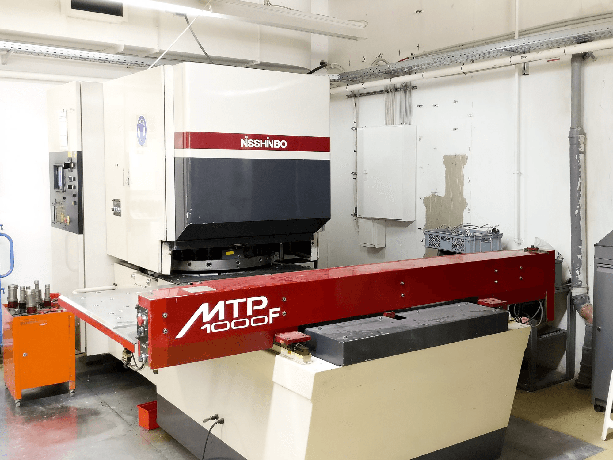 Linke Ansicht der Nisshinbo MTP-1000F Maschine