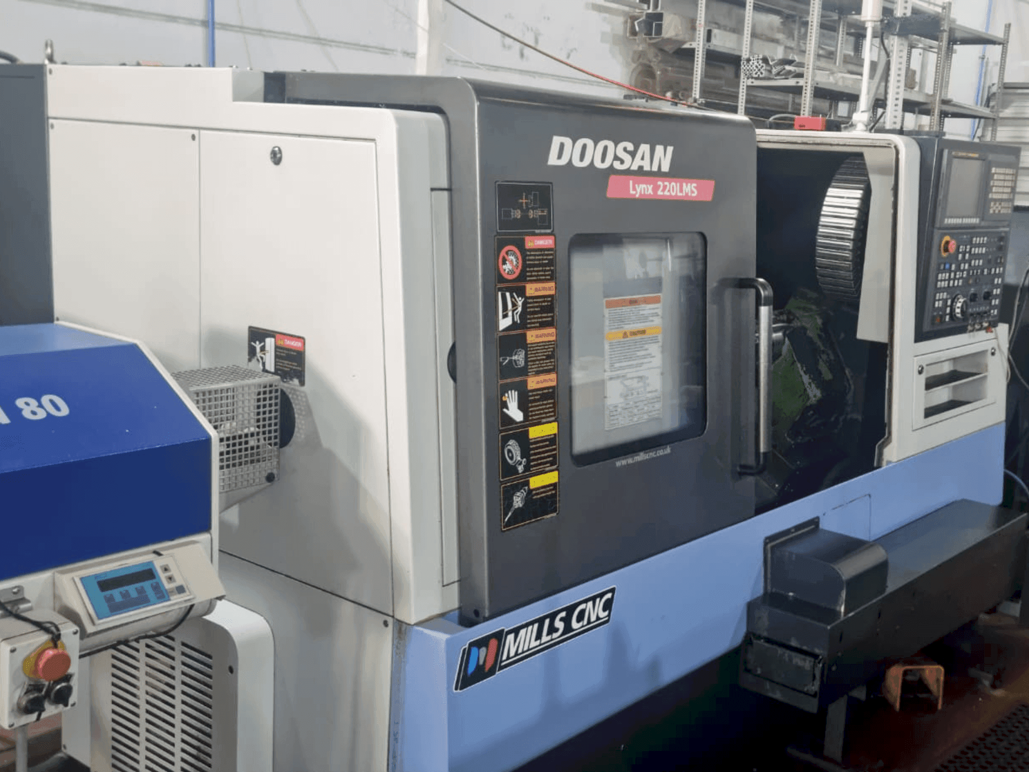 Frontansicht der DOOSAN Lynx 220 LMSA Maschine