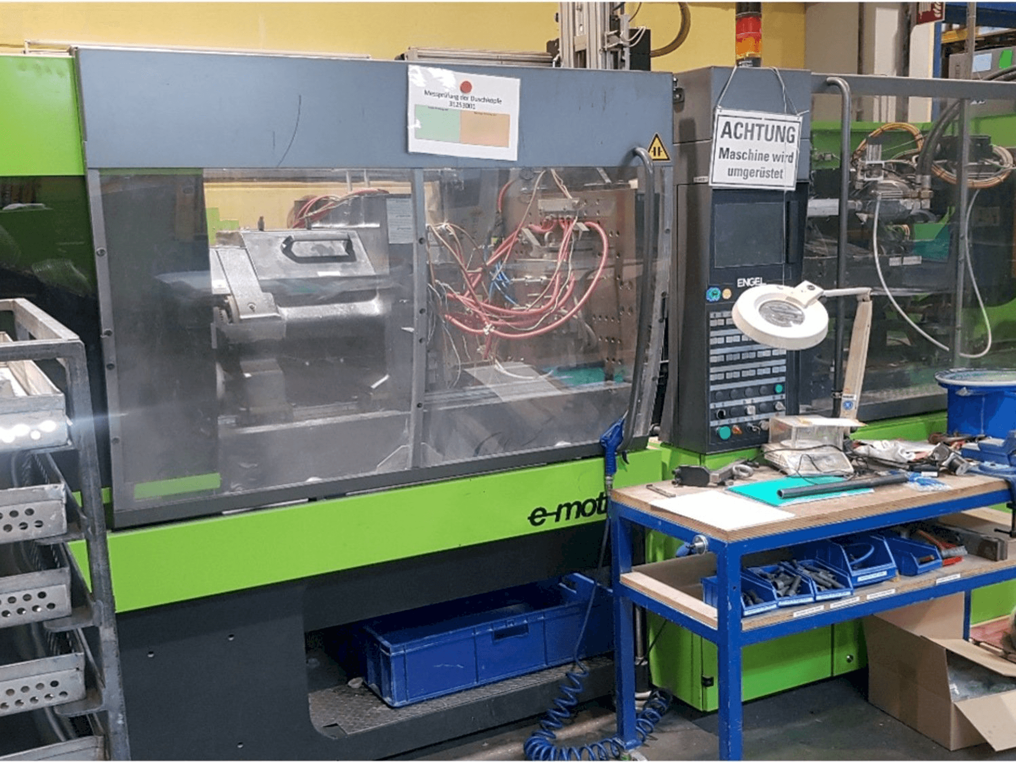 Frontansicht der ENGEL e-motion 200/100 Maschine