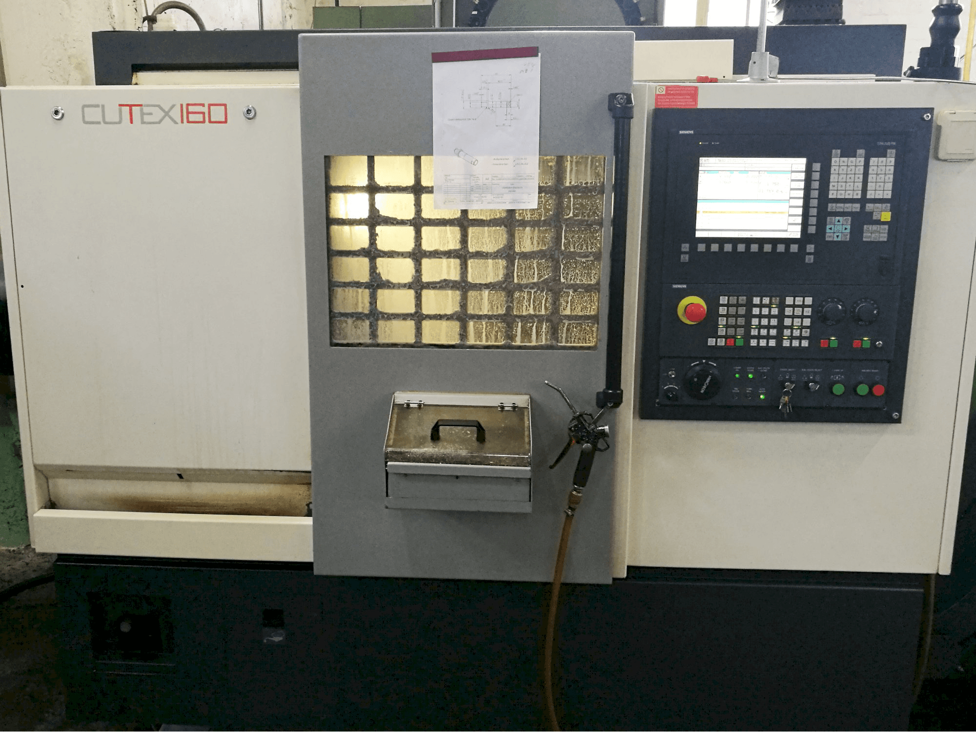 Frontansicht der HWACHEON CUTEX-160 Maschine